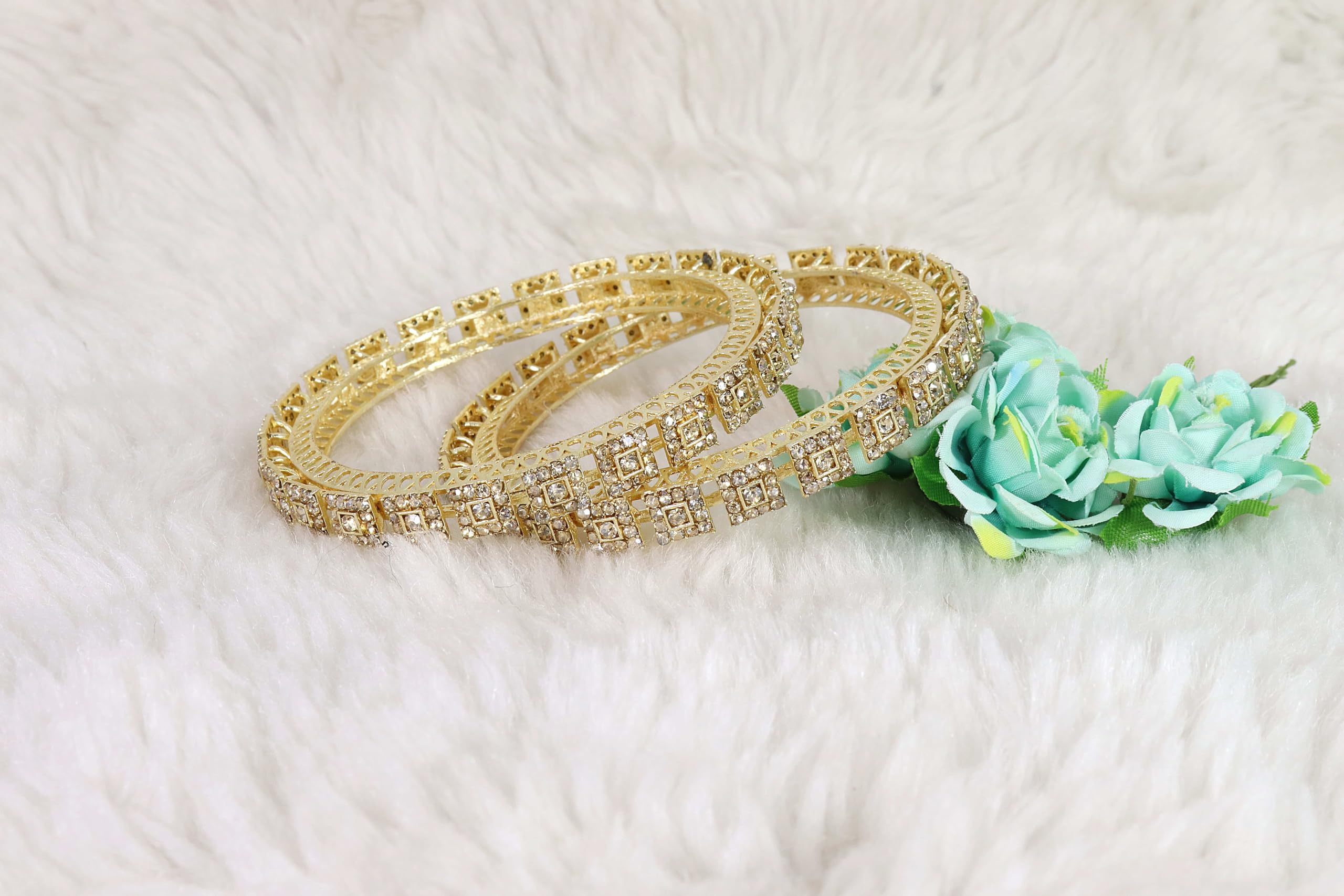 NMII Set di 2 braccialetti Kada in metallo placcato oro con pietre di zircone, stile Pacheli, alla moda, per ragazze e donne, braccialetti tradizionali Rajwadi