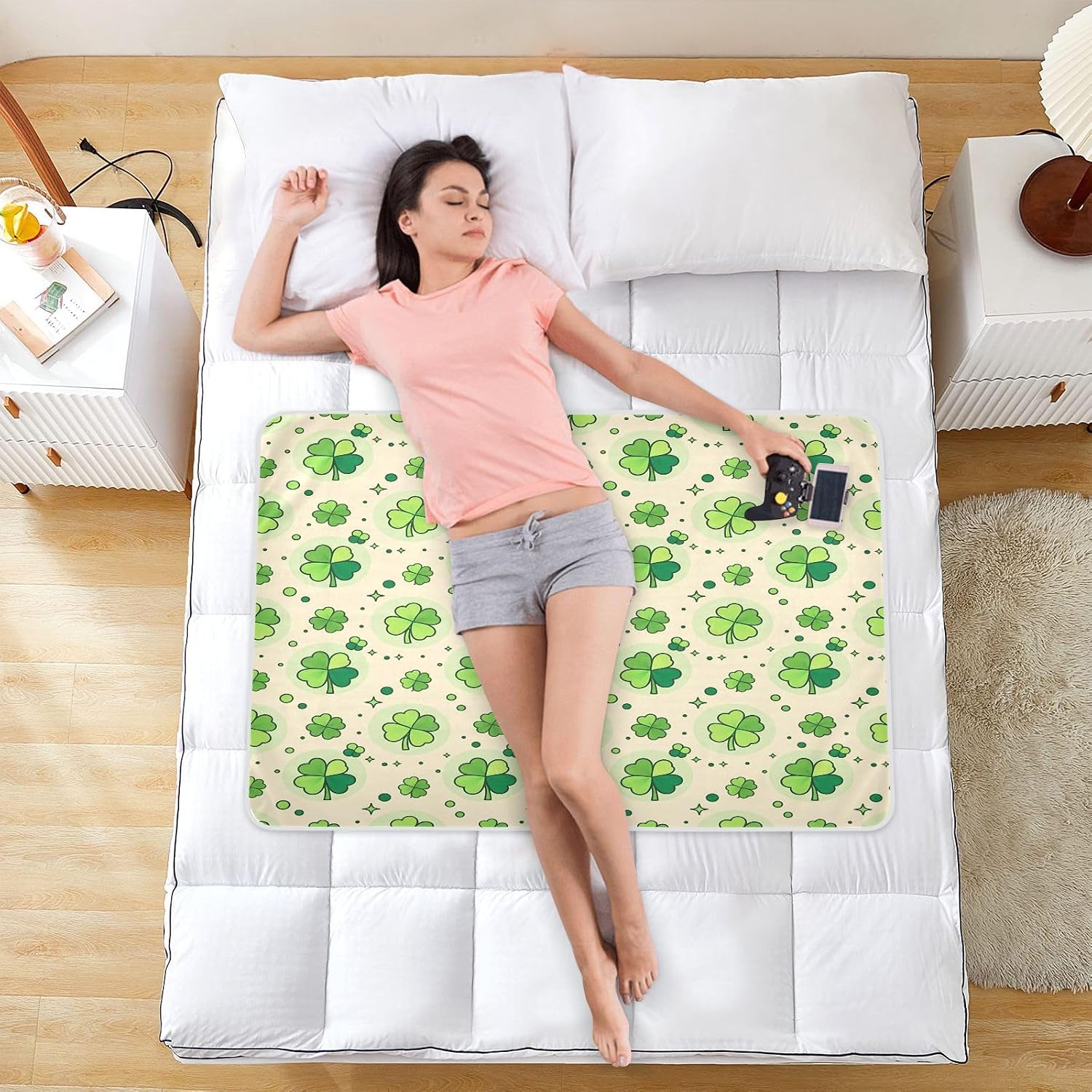 CEBUGI 34” x 52”Washable Underpads Heavy Absorbency Waterproof Incontinence Bed Pads Watercolor Clover Leaves Pee Pads for Adults Kids and Baby
