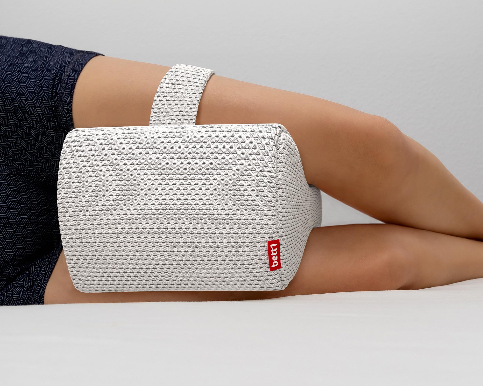 bett1 Bodyguard Kniekissen (angenehmes Liegen in Seitenlage, lässt Knie entspant übereinander liegen, fixierbar mir Halteschlaufe, Bezug waschbar bis 60 °C)