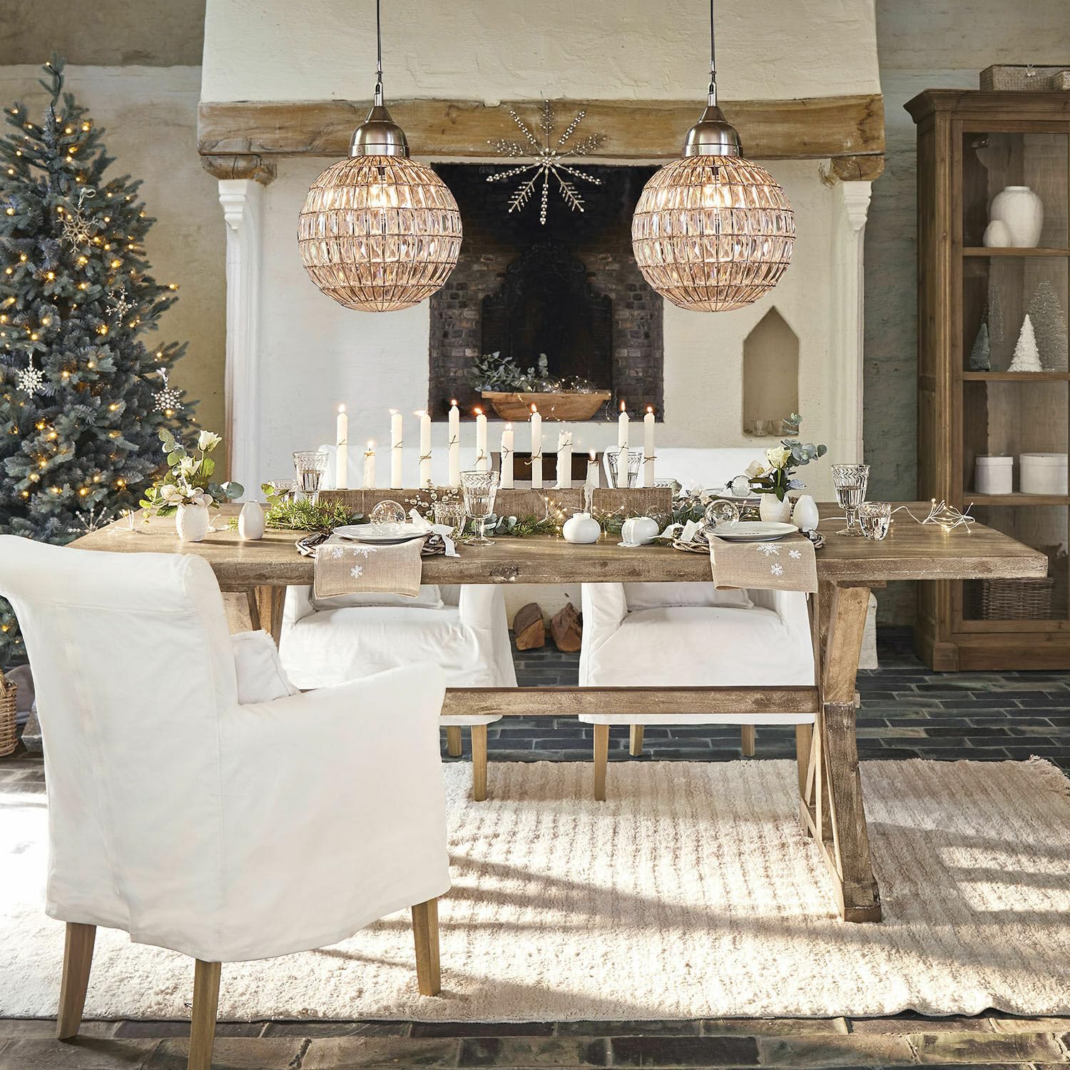 LOBERON Serviette 4er Set Ruspi, leinen | Schneeflocken-Stickerei - Festliche Tischdekoration - Strapazierfähig - Leinenserviette - Weihnachtsdeko - Weihnachtlich