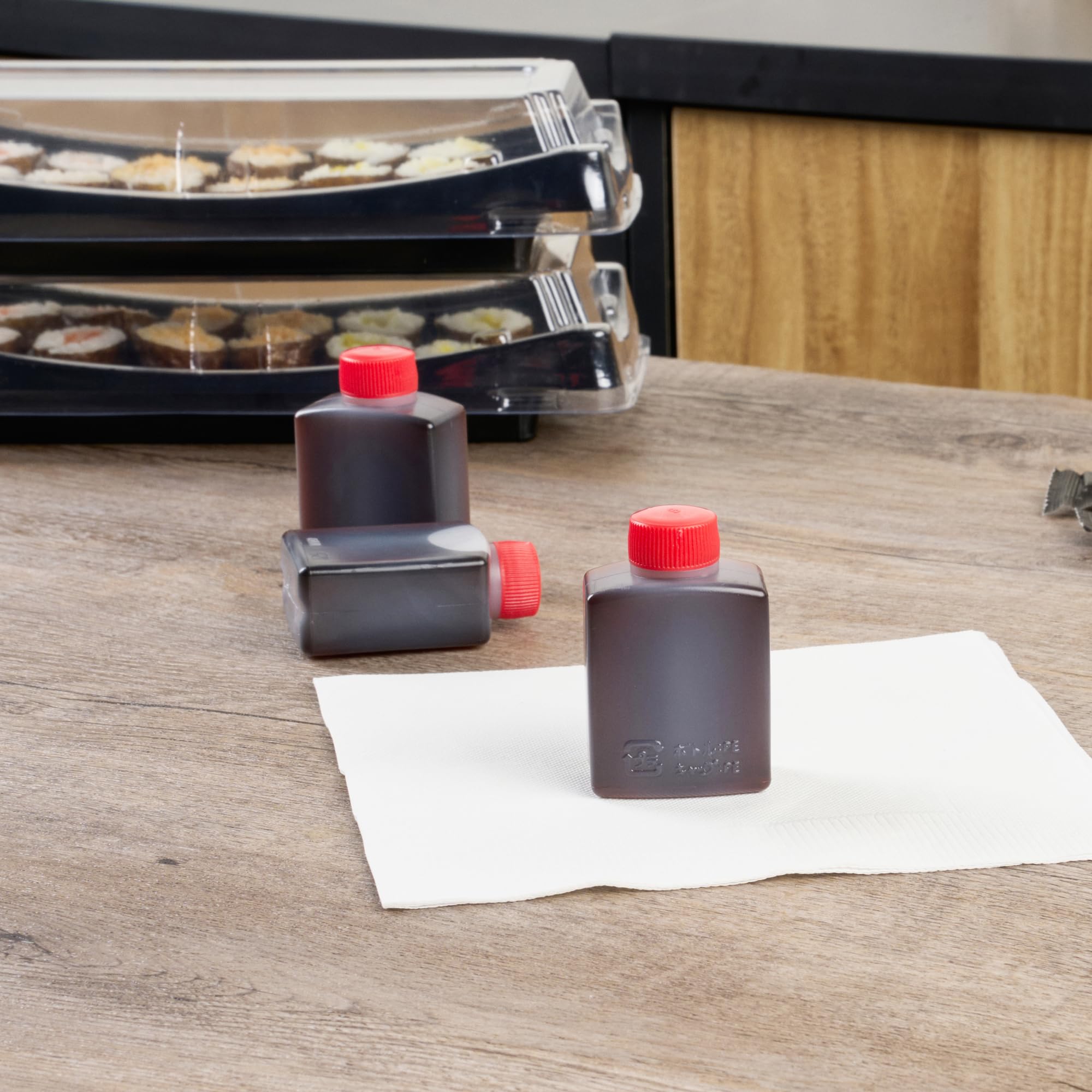 Restaurantware -Bento Tek - Mini botellas de salsa de soja de 2 onzas, 100 mini botellas desechables para condimentos con tapas rojas, paquete de condimentos, vinagre o salsa, botellas de plástico