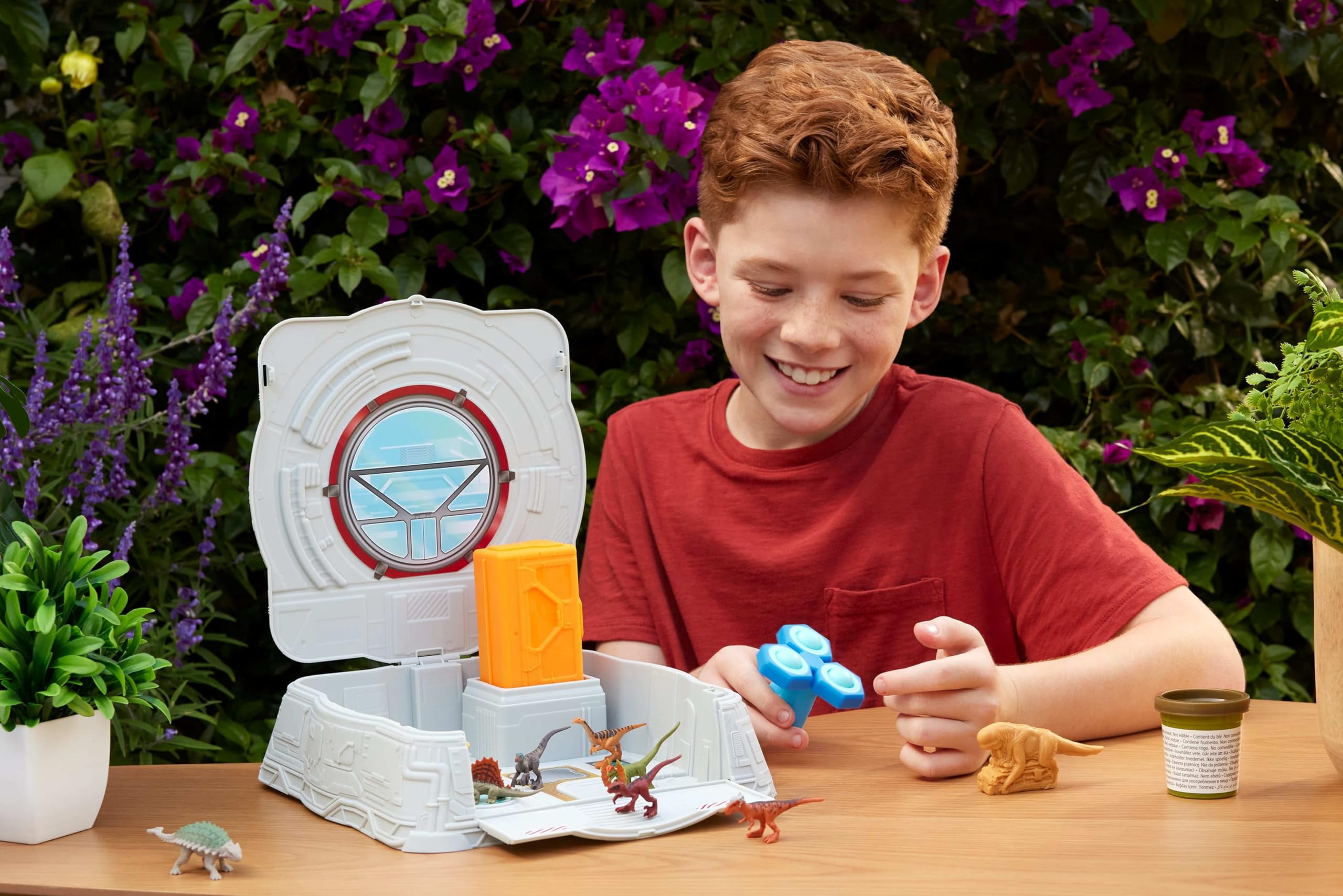 Mattel Jurassic World - Laboratorio Sensoriale Distortus Rex, set con 8 mini dinosauri, argilla da modellare e funzionalità interattive con custodia richiudibile, 4+ anni, JKG89