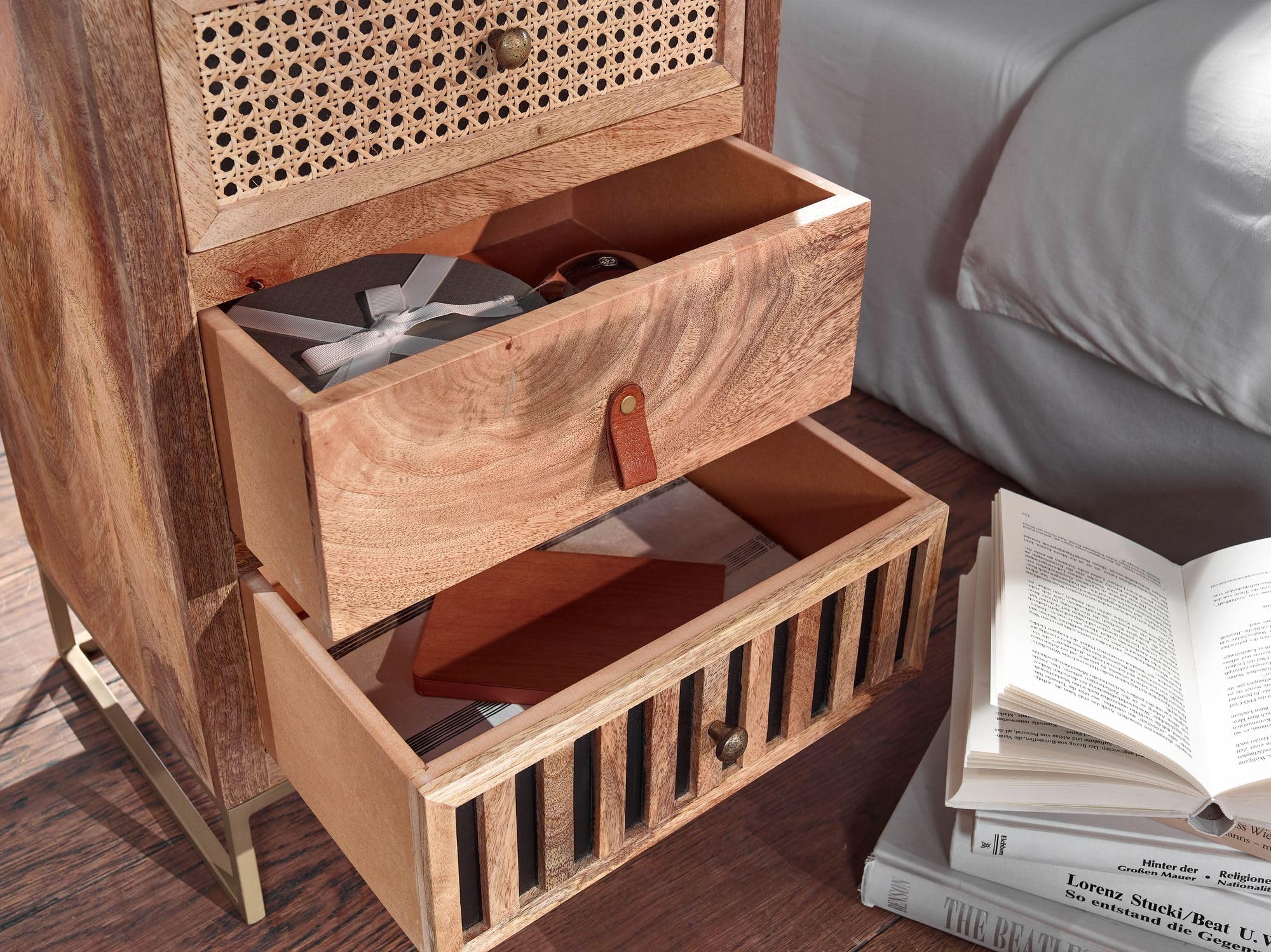 Wohnling Nachttisch Mango Massivholz/Metall 40x60x30 cm Nachtschrank Boxspringbett, Design Nachtkonsole mit 3 Schubladen, Nachtkommode Wiener Geflecht mit Stauraum