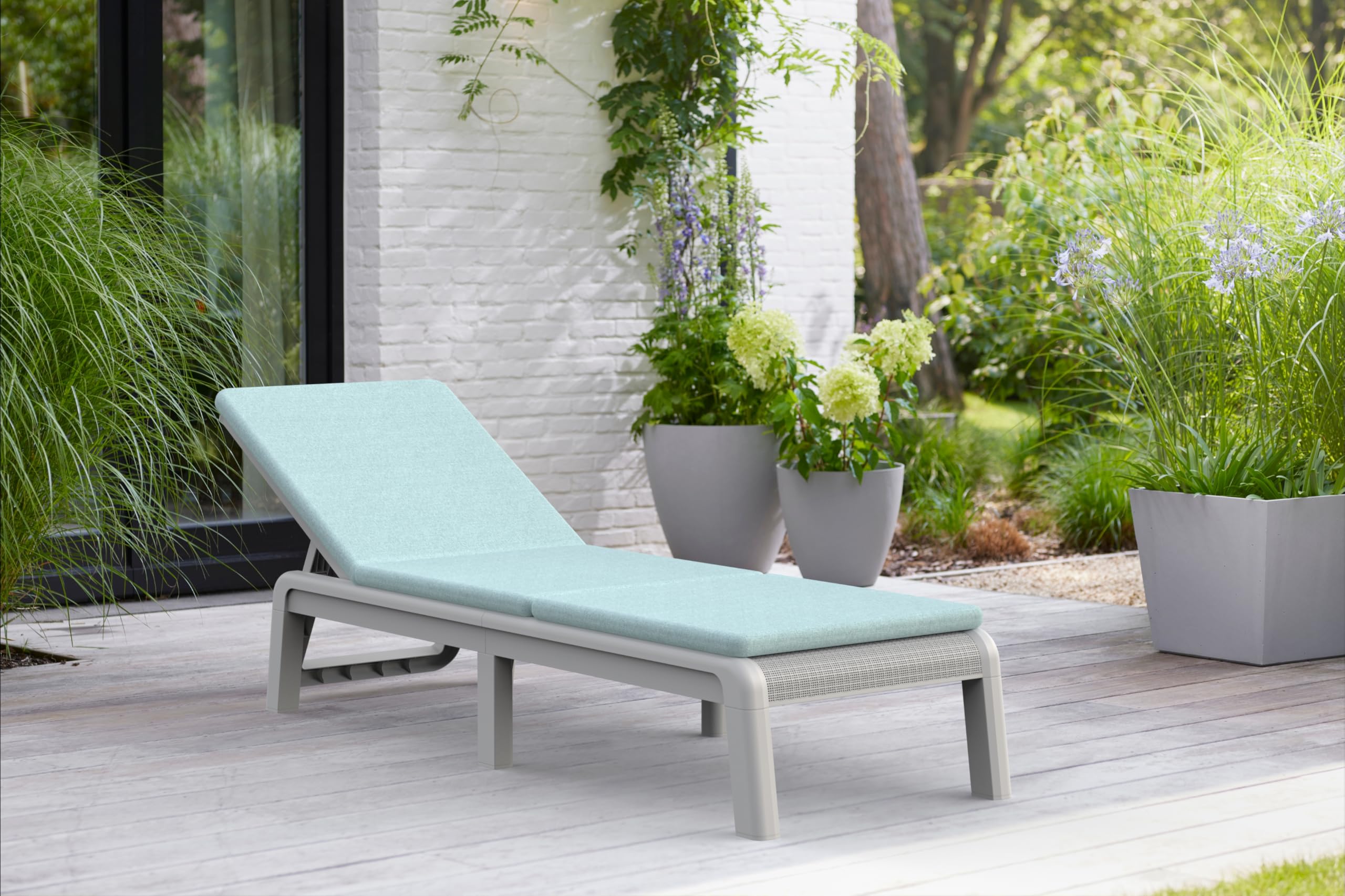Keter Palma Lettino Prendisole Pieghevole da Esterno, Ideale per Giardino e Terrazzo, Dotato di Cuscino, 187,5x58x29H cm, Colore Bianco