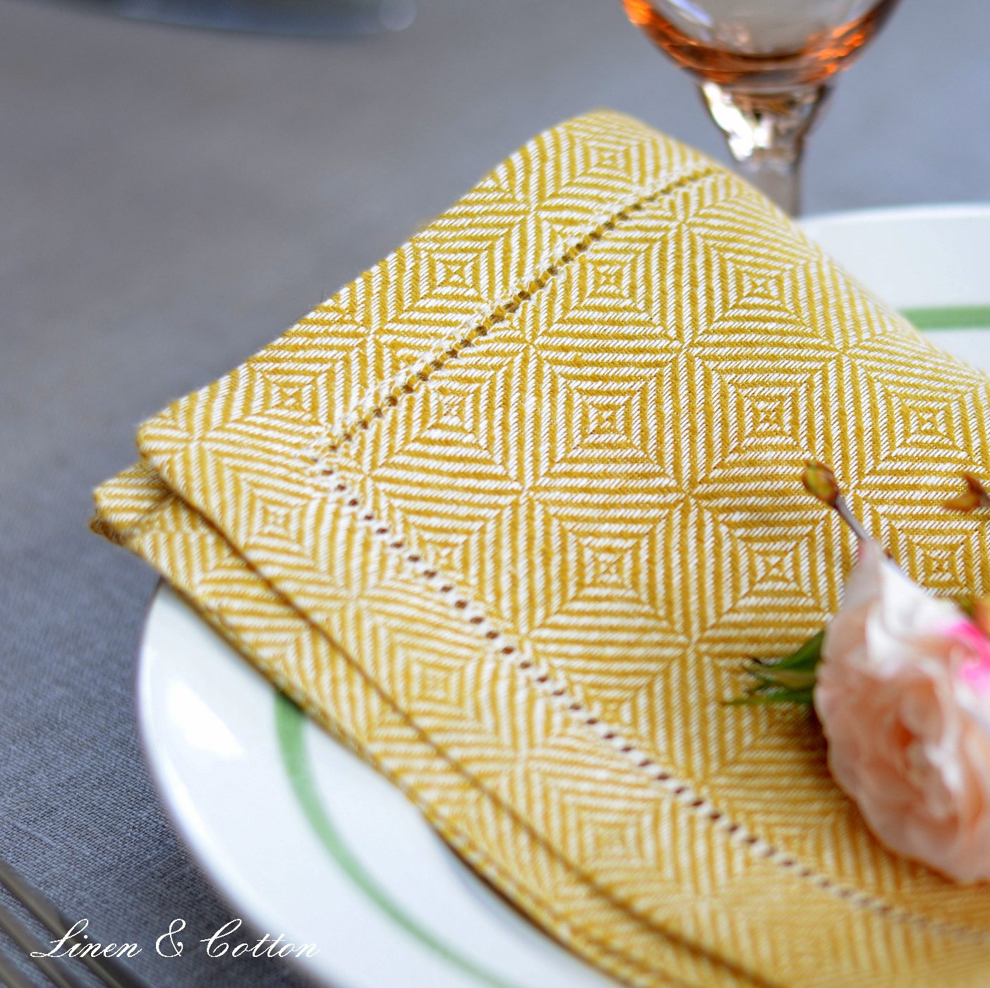 LINEN & COTTON Set di 4 Tovaglioli Scandi con Motivi Nordico, 100% Lino - Giallo Scuro (44 x 44cm)