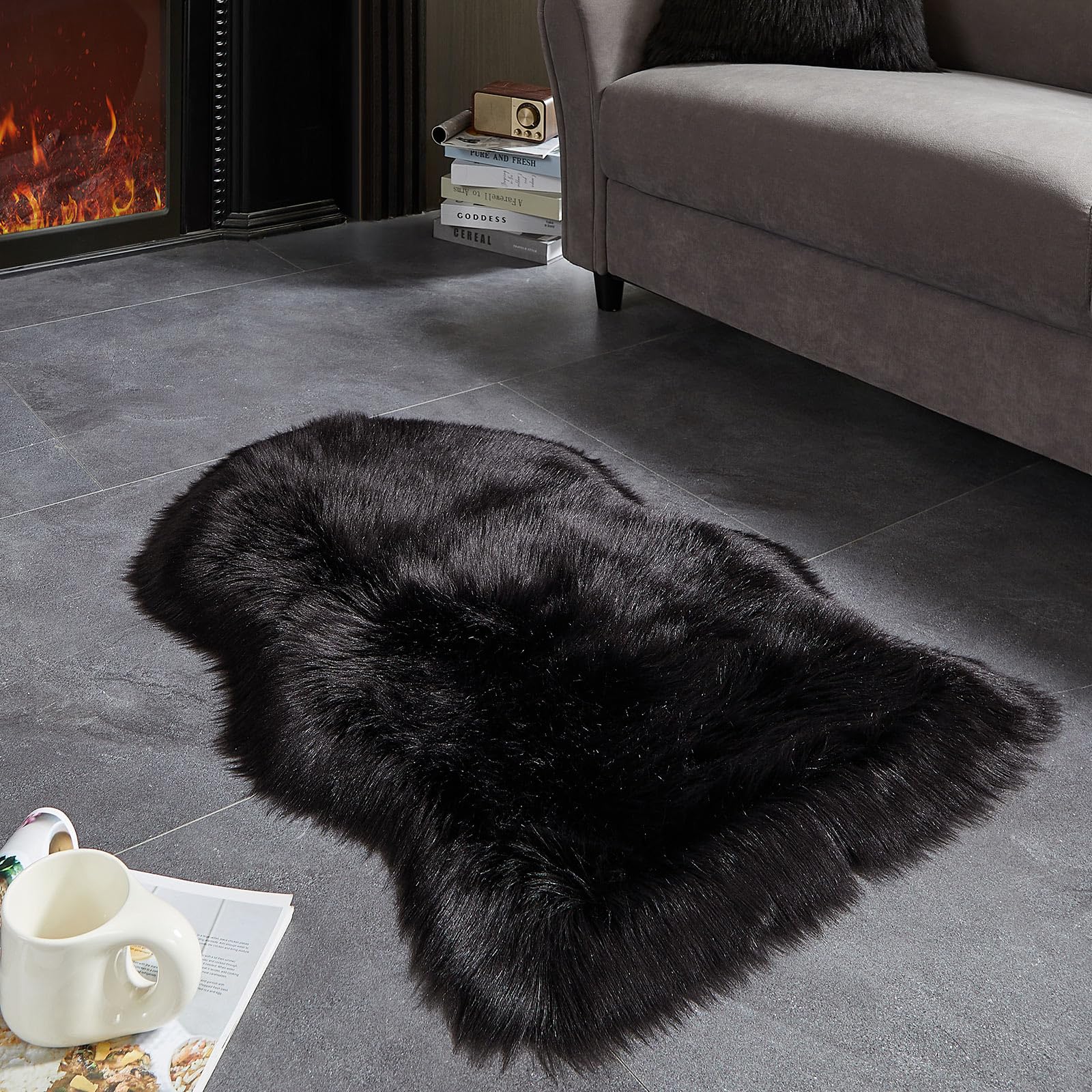 AMTOVO Kunstfell-Teppich, schwarzer kleiner Flächenteppich, flauschiger Schaffell-Teppich, flauschig, ultraweich, 60 x 91 cm, Zottelteppiche für Schlafzimmer, Sofa, Überwurf, Kissen, Raumdekoration