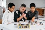 Splendor (Bilingual French/English Version anglaise) - Un jeu par Asmodee 10+ - 2 à 4 Joueurs - 30 à 45 Temps de jeu minutes - Jeux de société - Stratégie / Jeu de famille