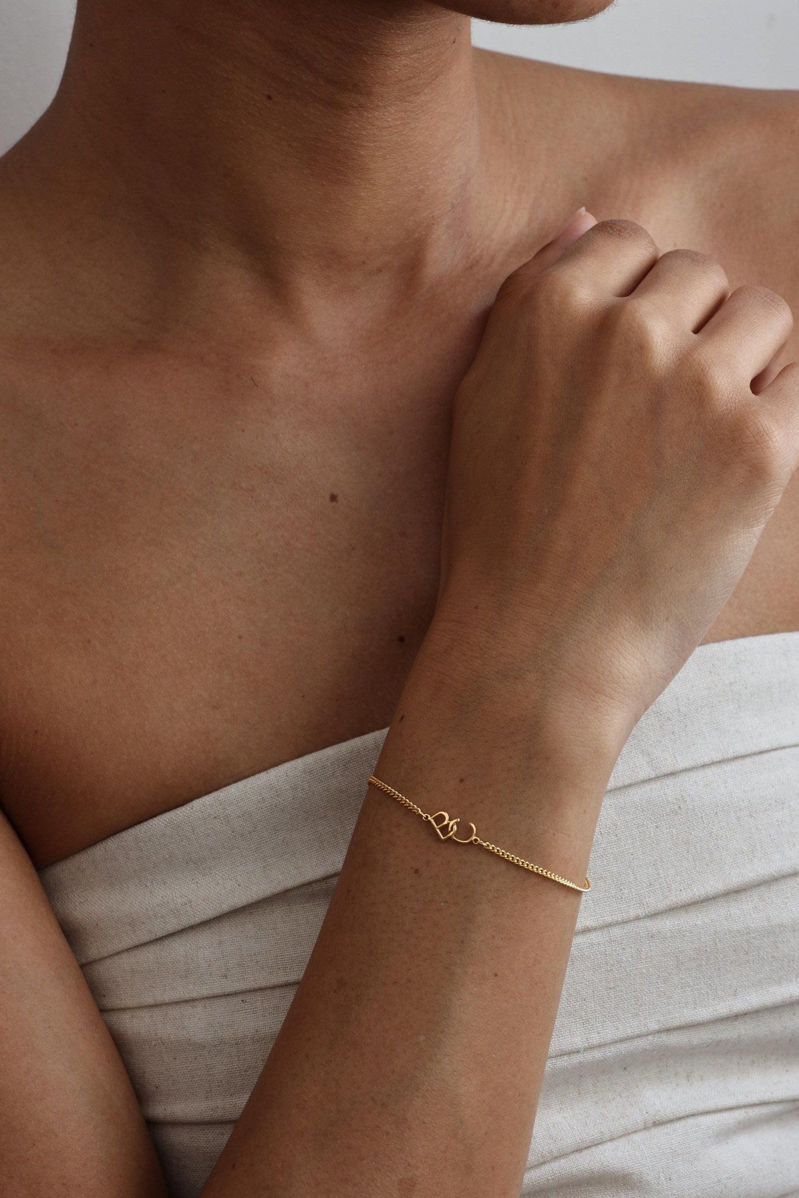 Pulsera de amistad personalizada 925 plata de ley dos encanto inicial con la cadena de la cuna de la cuna pulsera de la novia hecha a mano