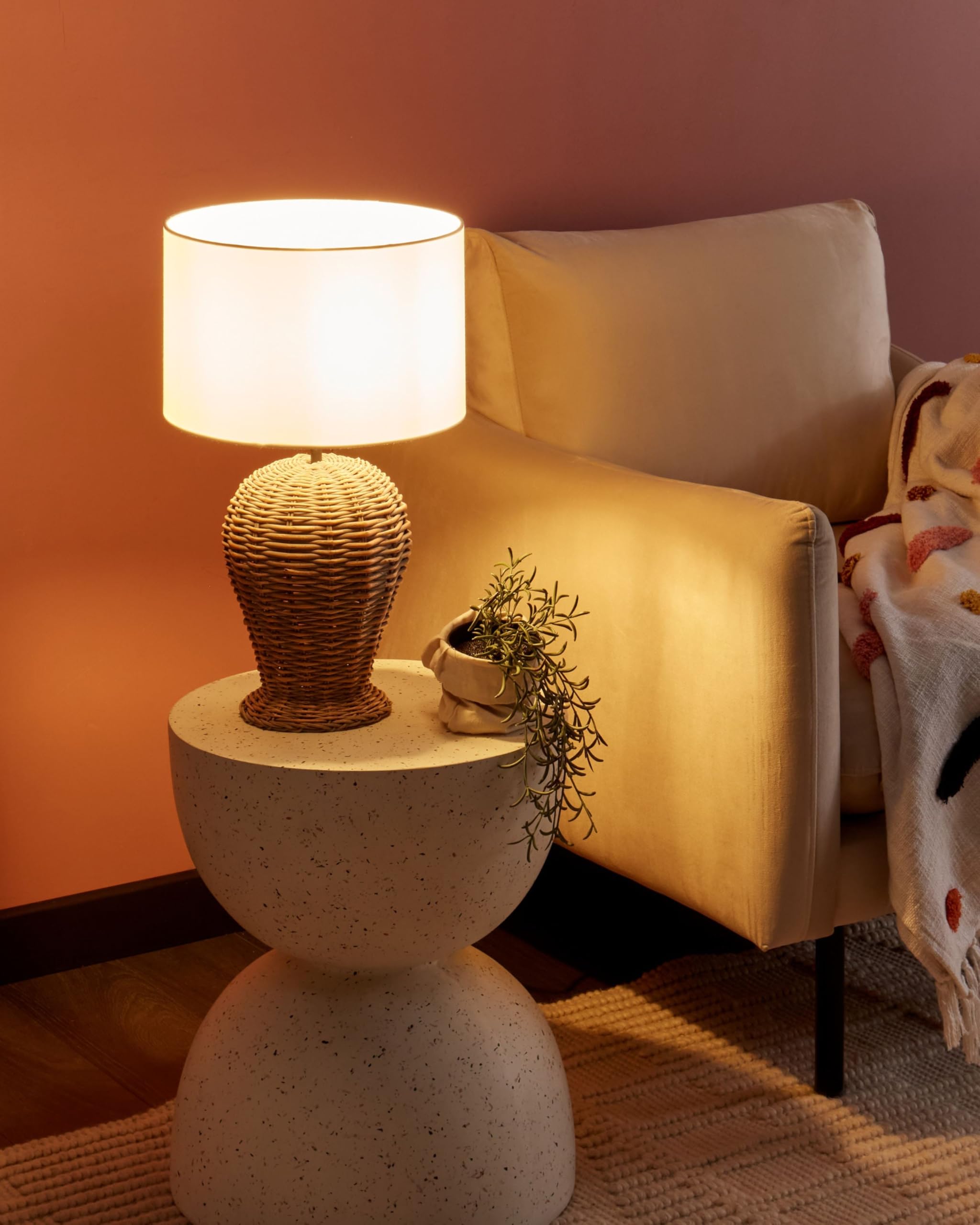 Beliani Tischlampe Rattan natürlich Vasenform mit Stoffschirm weiß Schalter Boho Furelos