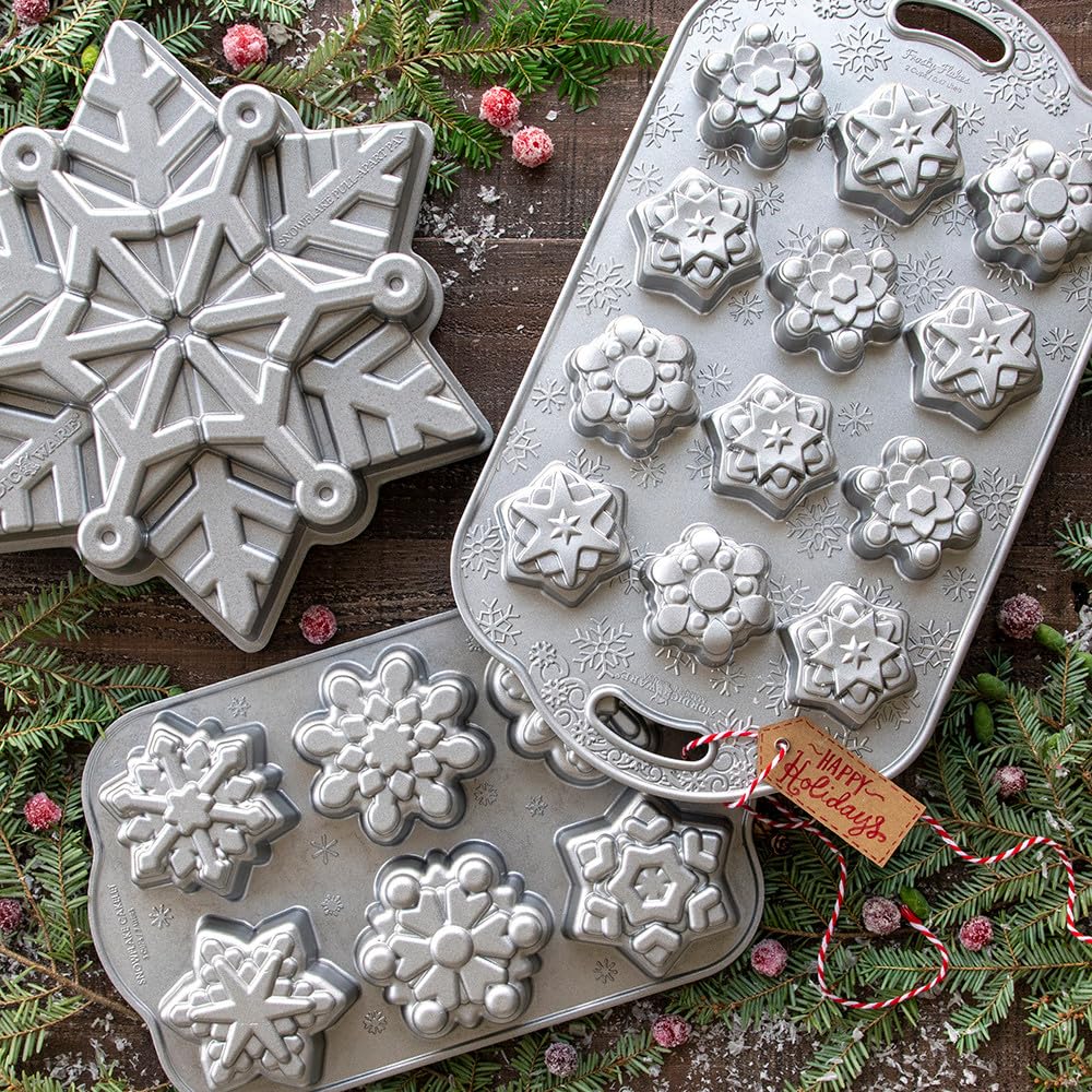 Nordic Ware Moule à Gâteau Flocons de neige, moule gâteau festif en fonte d'aluminium avec 6 compartiments, accessoires de pâtisserie antiadhésifs fabriqués aux États-Unis, couleur : Argent