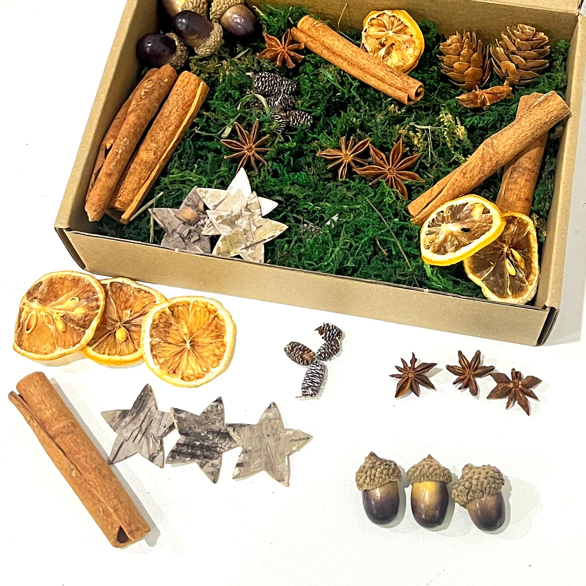 57 Stück Weihnachtskranz Deko, Adventskranz Deko, Potpourri Weihnachten, Adventskranz Bastelset mit Tannenzapfen, Eicheln, Getrocknete Orangenscheiben, Birkensternen, Dunkelgrün Moos, Sternanis (A)