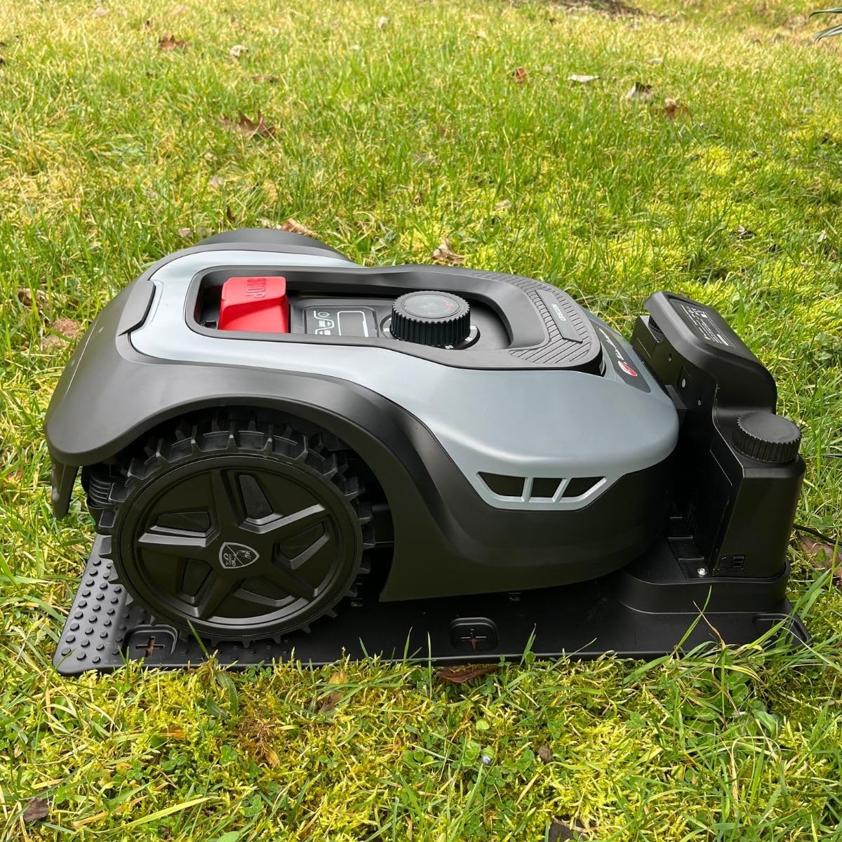 by Tonino Lamborghini - Robot Cortacésped Automático para Jardín hasta 750 m², Control por App/WiFi, Batería Litio 20V, Corte Flotante y Sensor de Lluvia, Apto para Pendientes del 45%