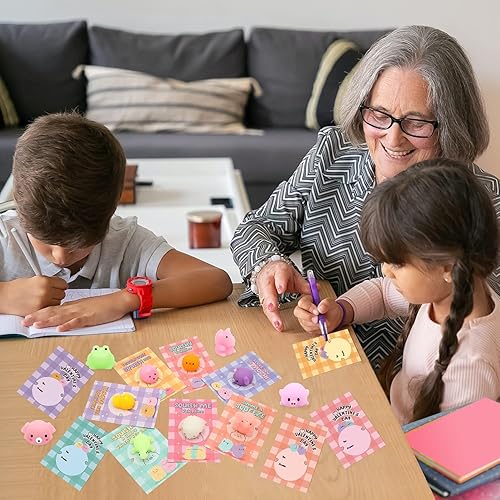 Vista 12 de Juego de 28 piezas Mochi Squishies de fiesta con tarjetas de felicitación de San Valentín para niños, regalos del día de San Valentín para niños