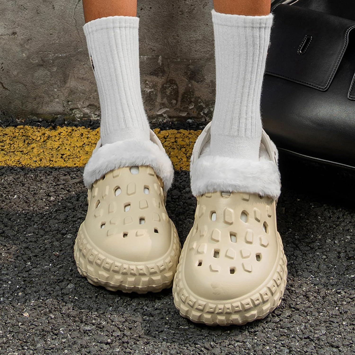 Slippers for Women Men - Waterproof Outdoor Garden Clogs with Non-Slip Sole, Warm Fleece Lined Winter Unisex House Shoes for Indoor Outdoor Comfort