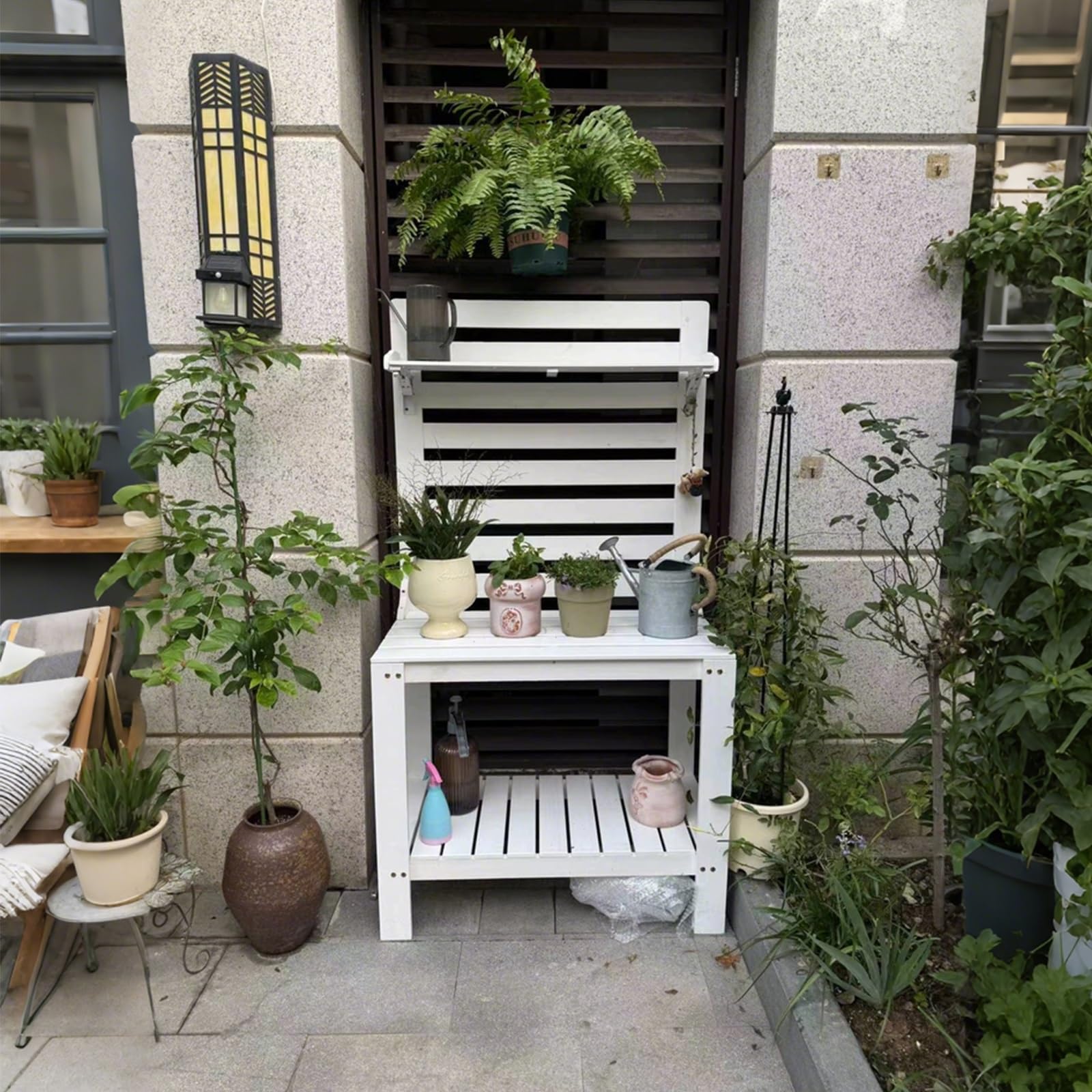 Drewniany stół warsztatowy z półkami do przechowywania, wytrzymały, nośność 150 kg, haczyki, rama z litego drewna, na taras, werandę, balkon