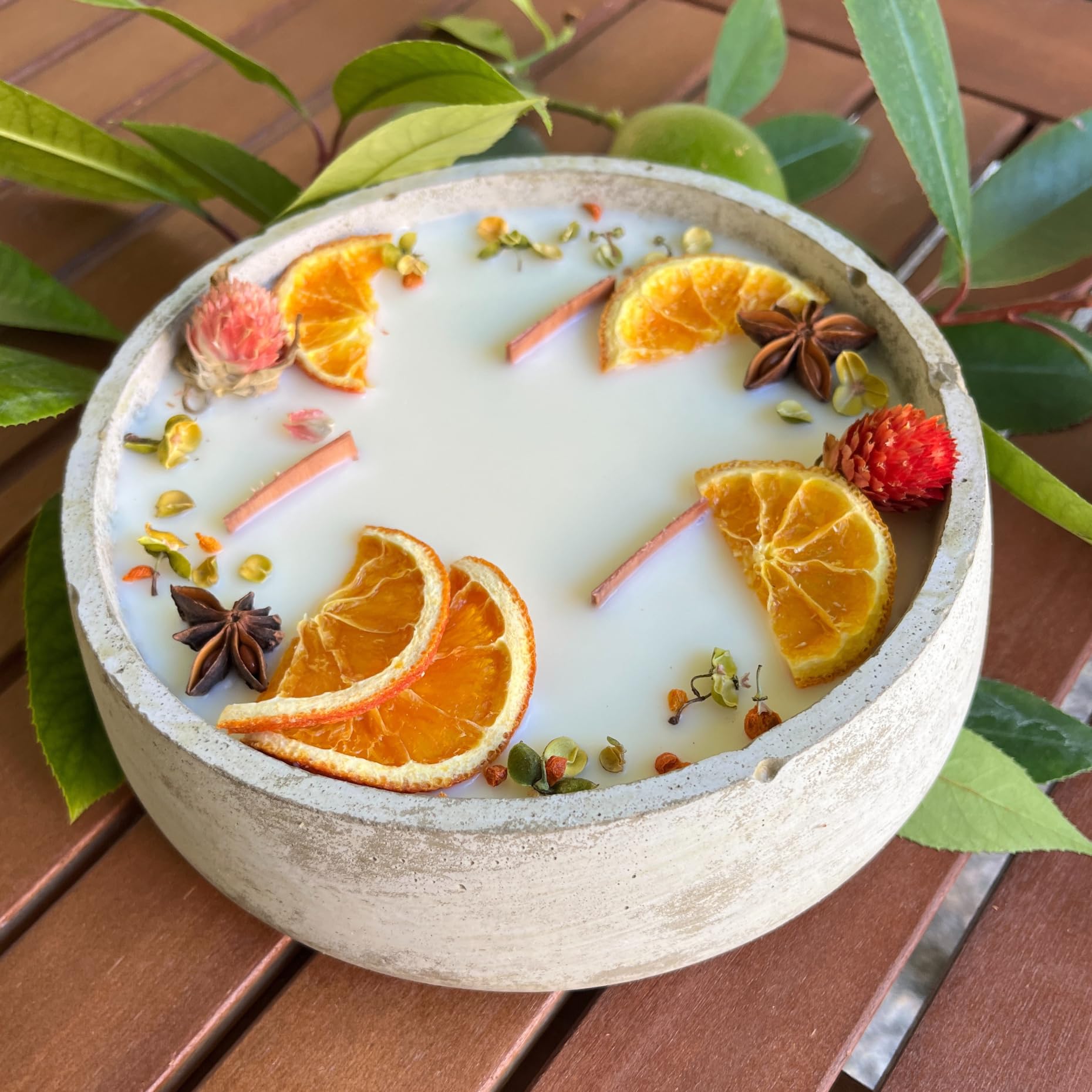 XXL-HANDGEMACHTE Citronella BETONKERZE - Stilvolle Sojawachskerze für Ihr Zuhause. Outdoor Kerze mit Blütenverzierung und drei HOCHWERTIGEN Holzdochten: limitierte Stückzahl