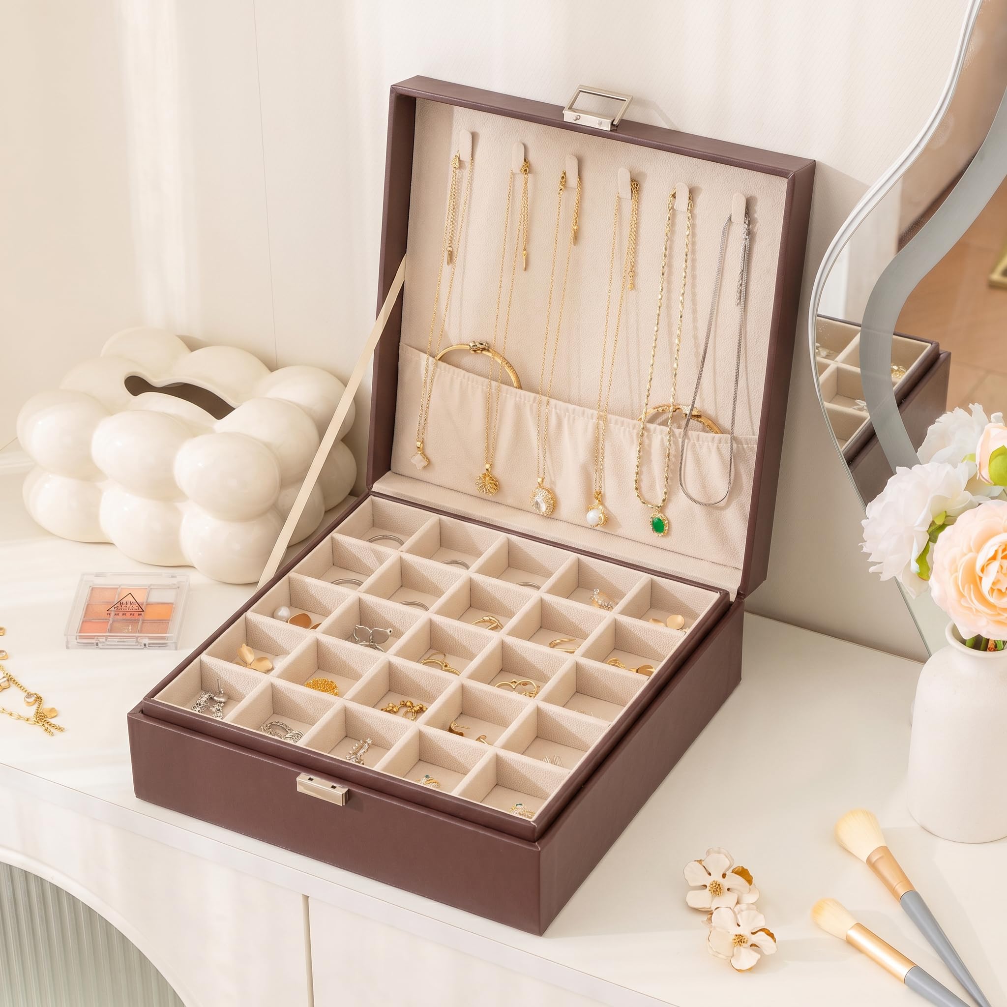Frebeauty Klassische Schmuckschatulle, 50 Fächer, Ohrringaufbewahrung, zweilagig, mit 6 Haken für Halsketten und Armbandtasche (Dunkelbraun)