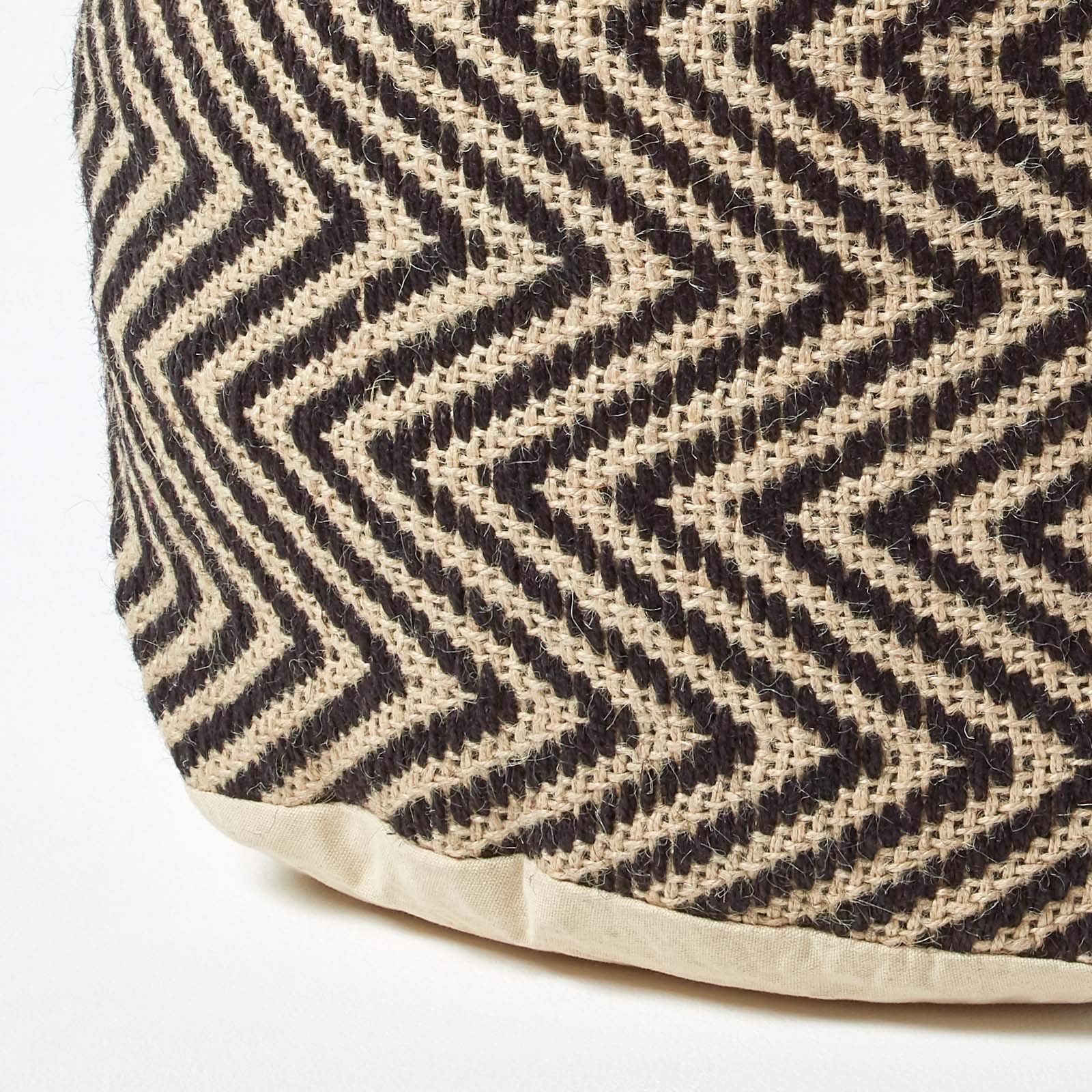 HOMESCAPES Pouf en Jute Motif Chevron Coloris Noir 45 x 40 cm