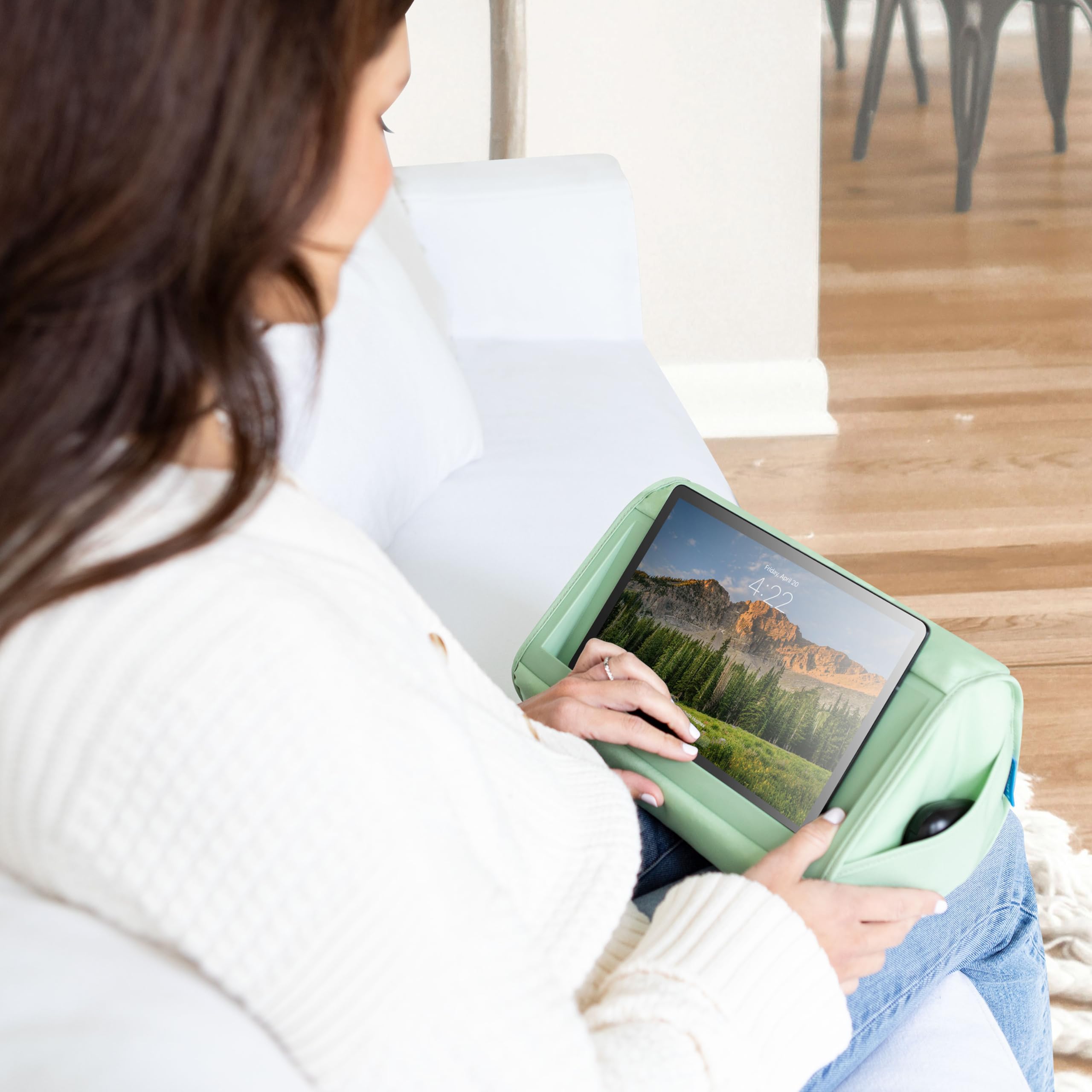 LAPGEAR Tablet-Ständer – Platz für iPad, Galaxy Tabs, Kindle, E-Reader und Handys, gepolsterter Ständer mit Aufbewahrungstasche und Griff, Salbeigrün, Stil Nr. 33101