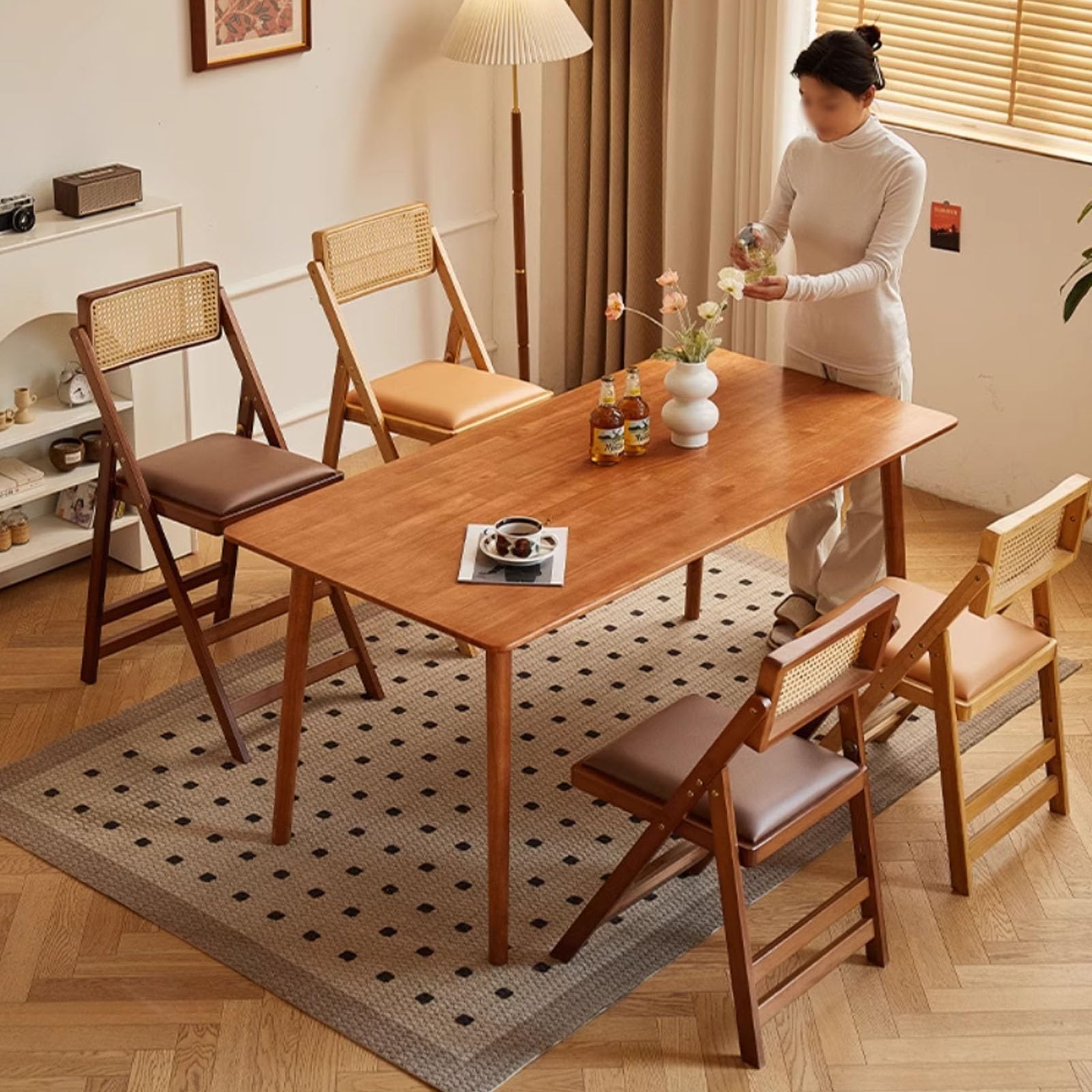 Silla plegable portátil con respaldo transpirable y diseño de mimbre para ahorrar espacio
