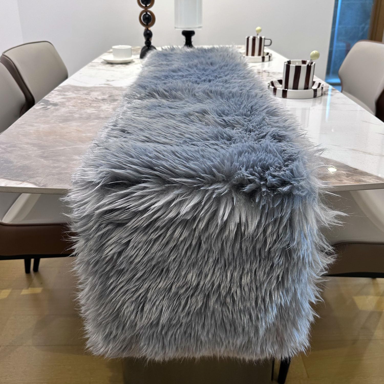 Chemin de table en fausse fourrure - Gris - Décoration de Noël et d'hiver - Chemin de table doux pour table à manger, commode, table basse, décoration de mariage et de fête de vacances (30 x 90 cm)