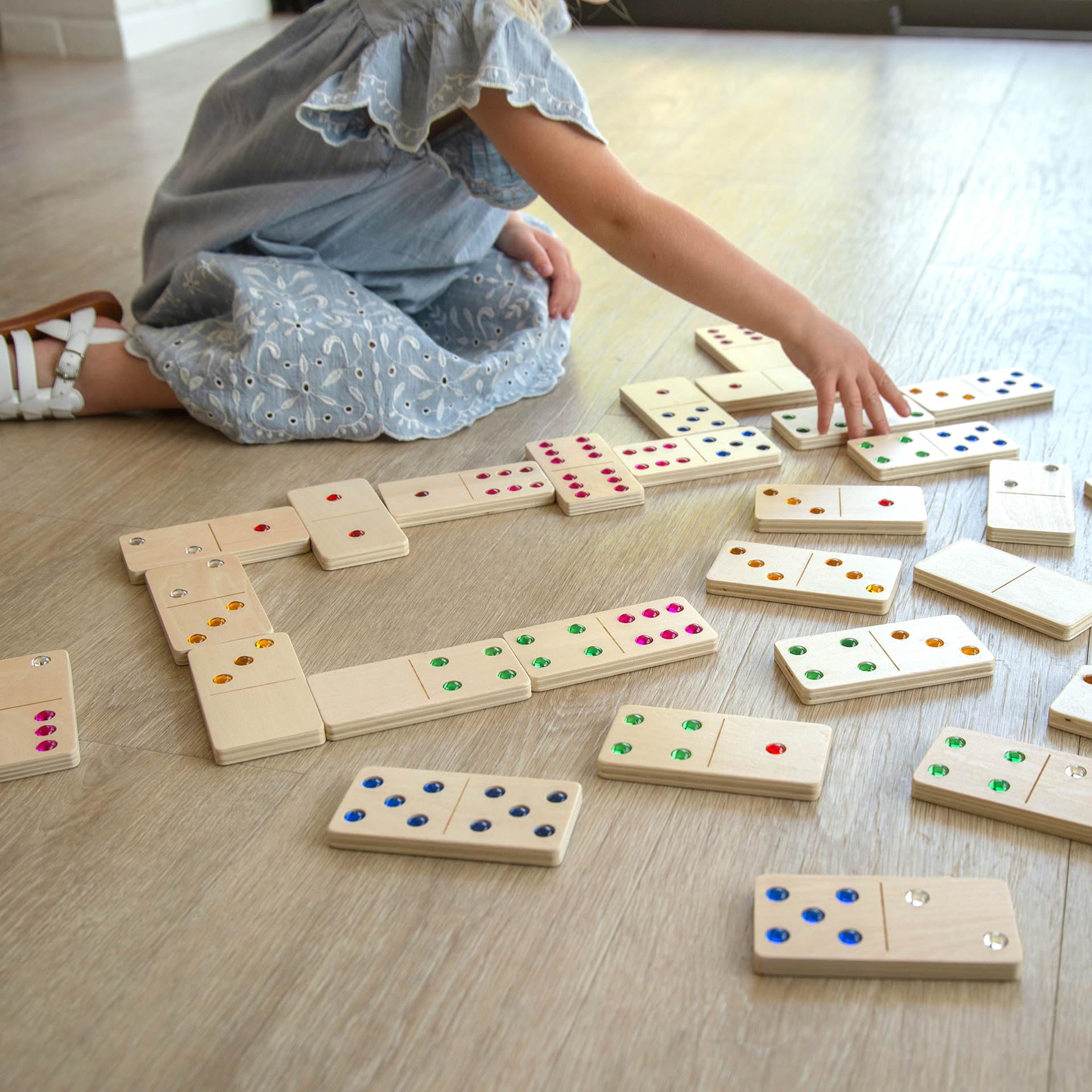 tickit Dominó con gemas de madera de gran tamaño – Juguete educativo de matemáticas certificado FSC® – Juego de dominó sensorial grande para jugar en interiores y exteriores