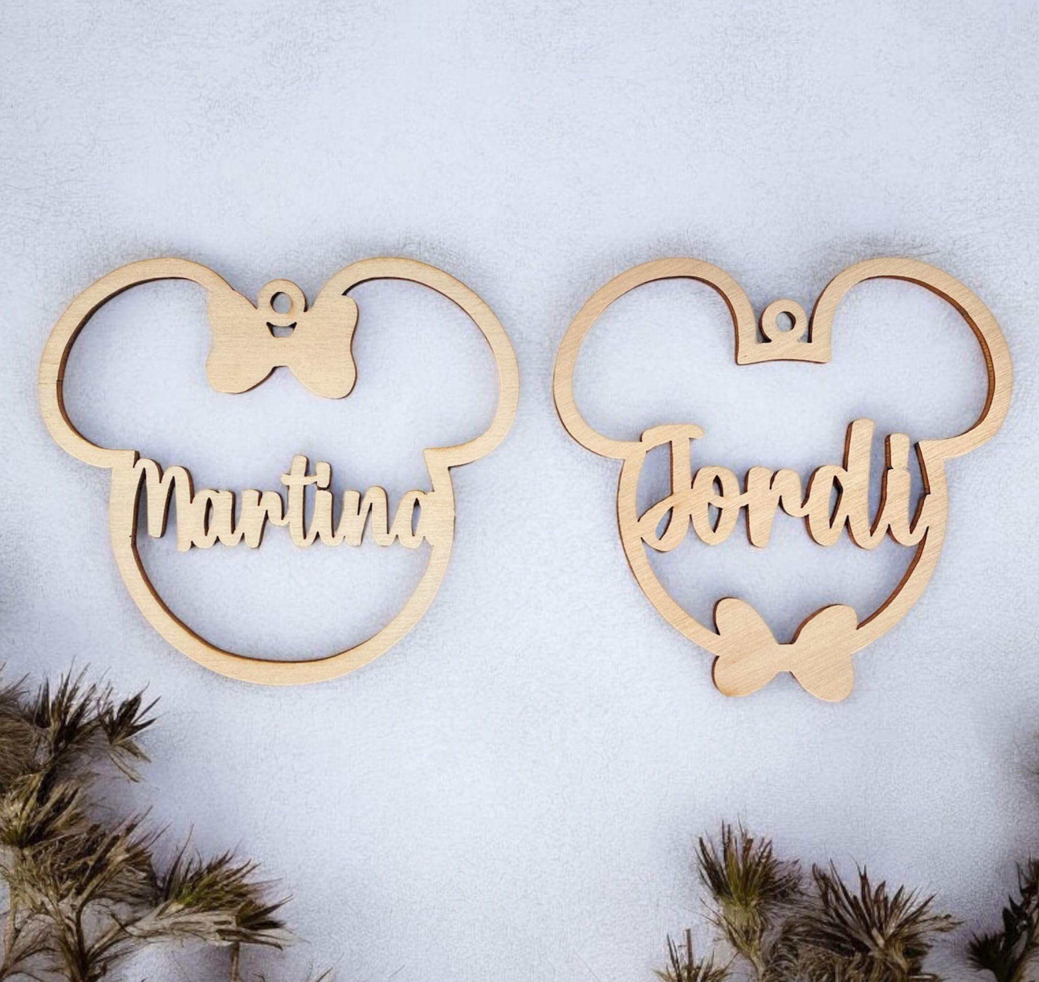 Bola MICKEY, MINNIE de navidad de madera personalizada con nombre, cordel incluido, Adornos navideños. Ornamento Decoraciones colgantes de Navidad para el árbol de Navidad. Decoración navideña.