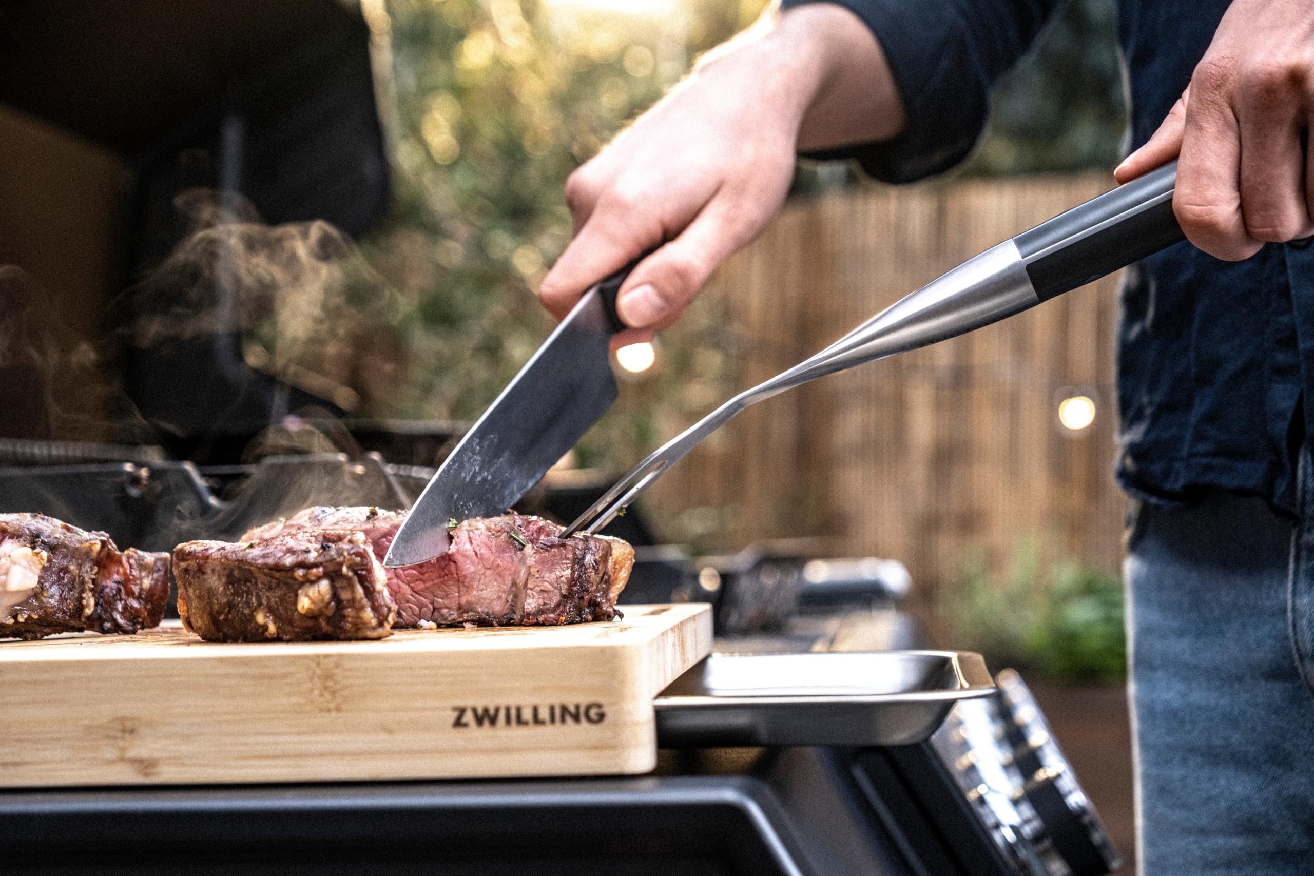 ZWILLING BBQ+ Schneidbrett mit Auffangschale, Saftrille, 39 x 30 x 5 cm, FSC-zertifizierter Bambus, Schale aus Edelstahl, Braun