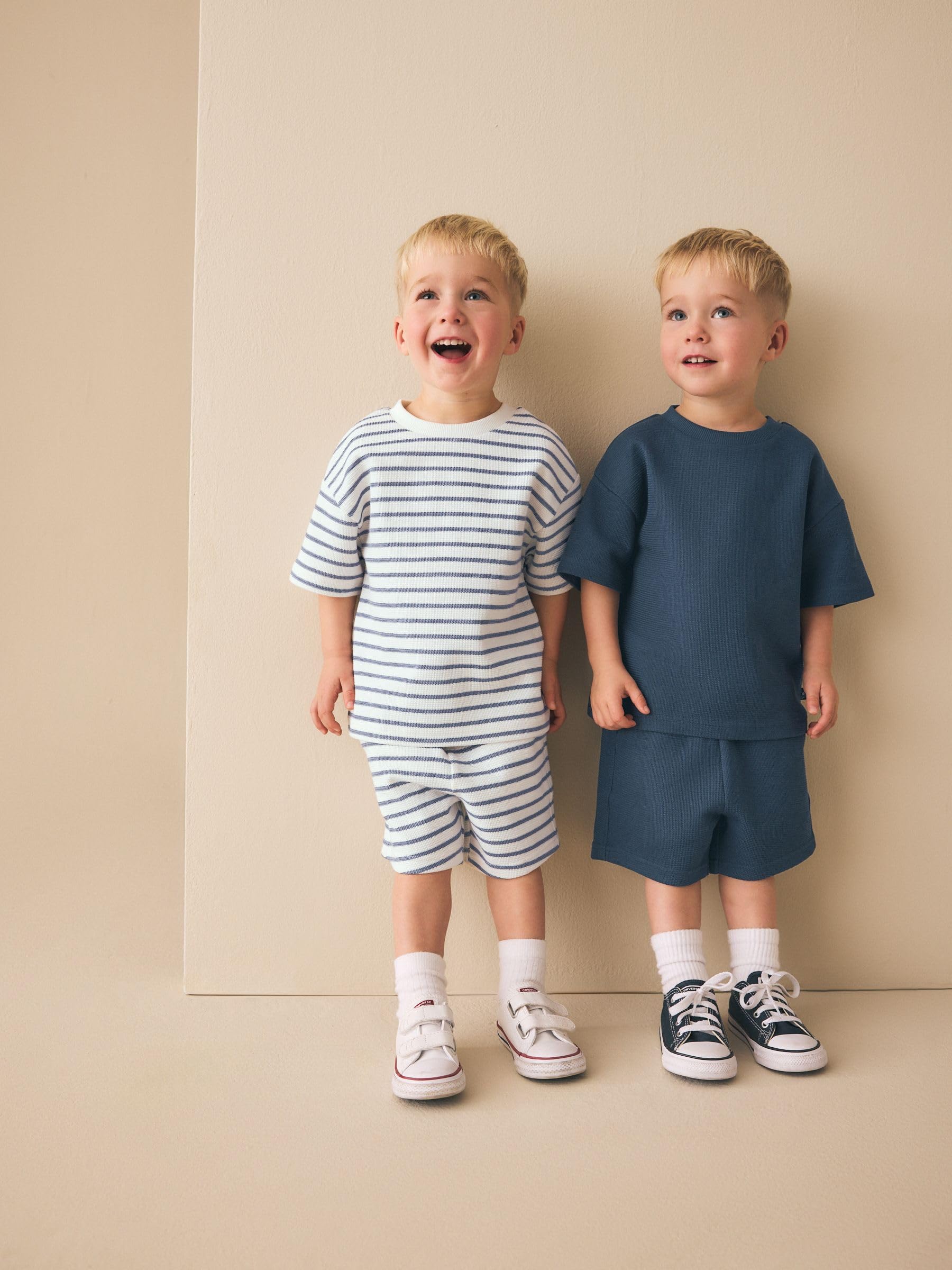 NEXT Jungen Kurzärmeliges T-Shirt und Shorts im 2er-Set