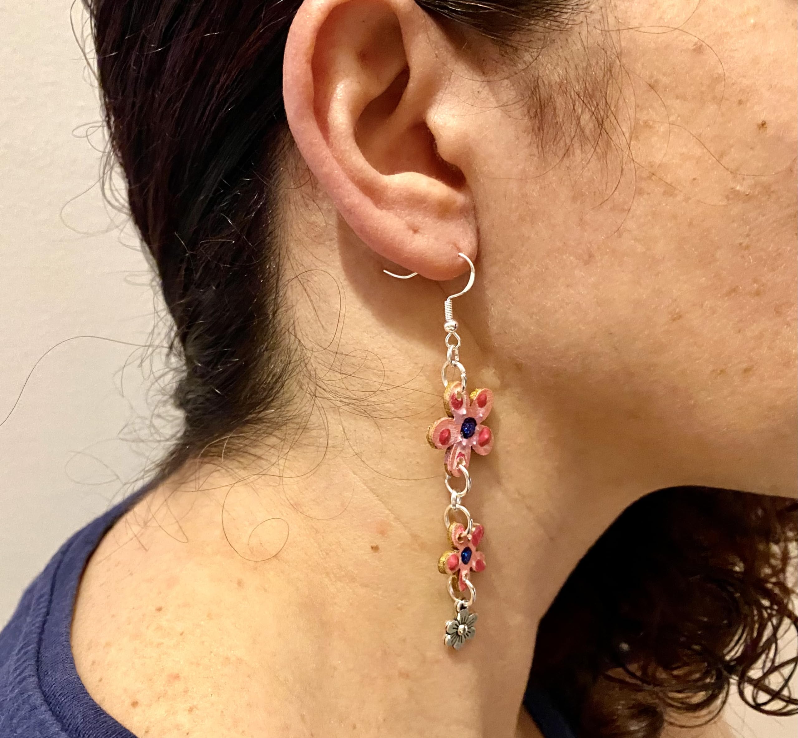 Pendientes pintados a mano – HOMENAJE A LAS MUÑECAS KOKESHI - rosa - Pendientes colgantes de mujer, Joyas de madera pintadas a mano, Made in Italy, Bisutería femenina decorada, Elaboración artesanal