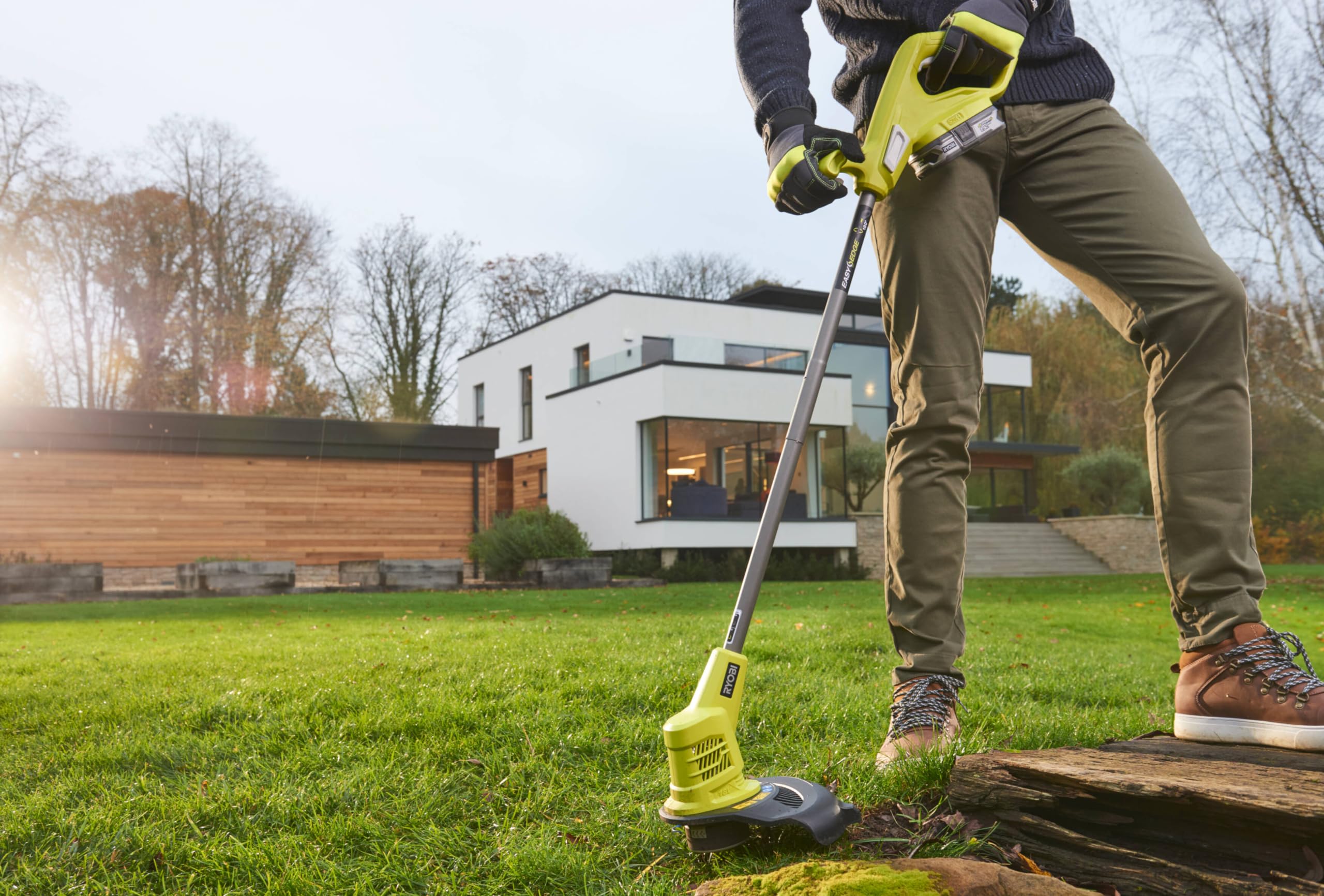 Taille haies RYOBI Duo ONE+ 18V 45cm RHT1845 + Coupe-bordures 25cm RLT1825M - 1 batterie lithium+ 2,0Ah et 1 chargeur 1,7A