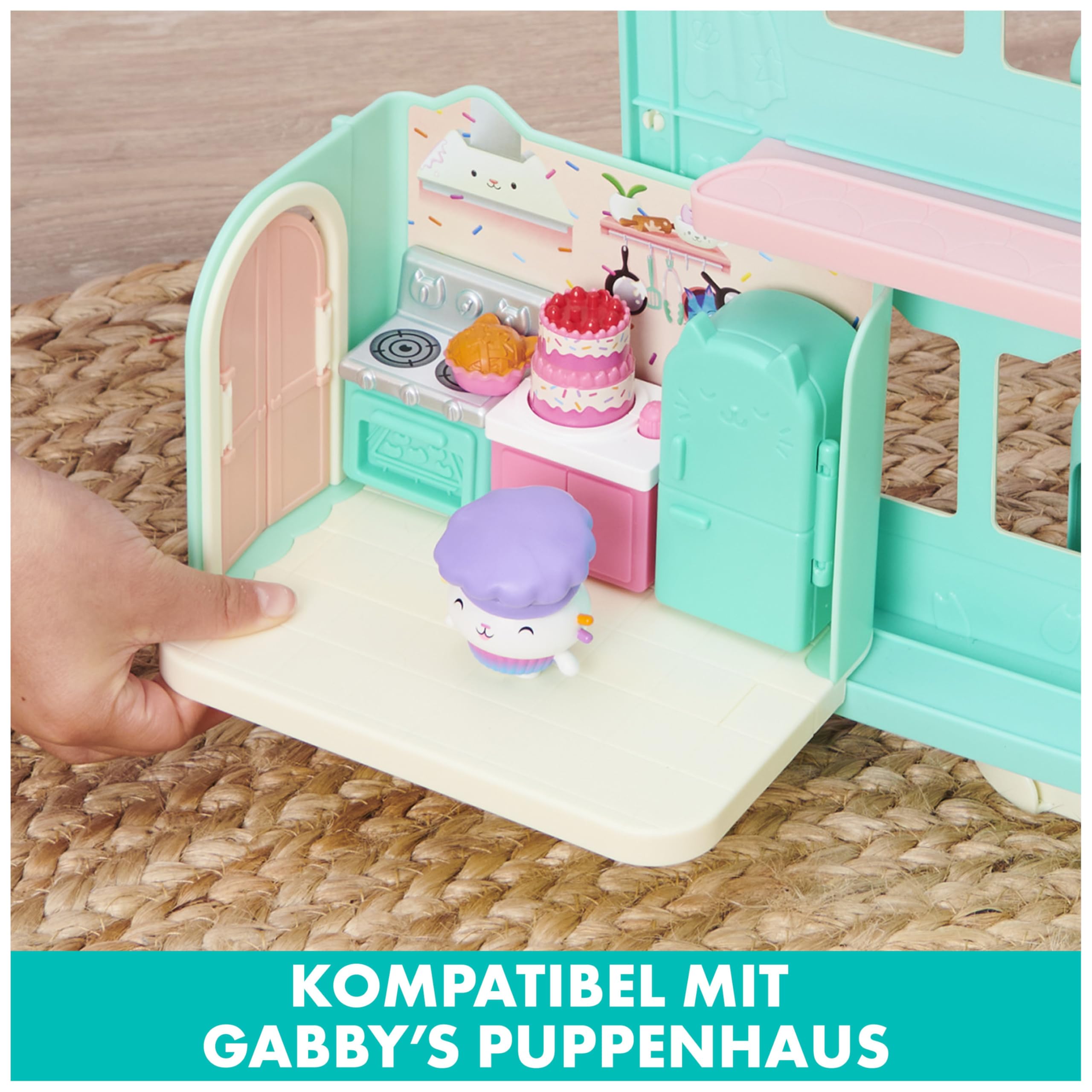 DREAMWORKS GABBY'S DOLLHOUSE - Deluxe Raum, Bakey with Cakey, Küche mit Kuchi (engl. Cakey), 3 Möbelstücken und 2 Überraschungsboxen mit Zubehörteilen, geeignet für Kinder ab 3 Jahren