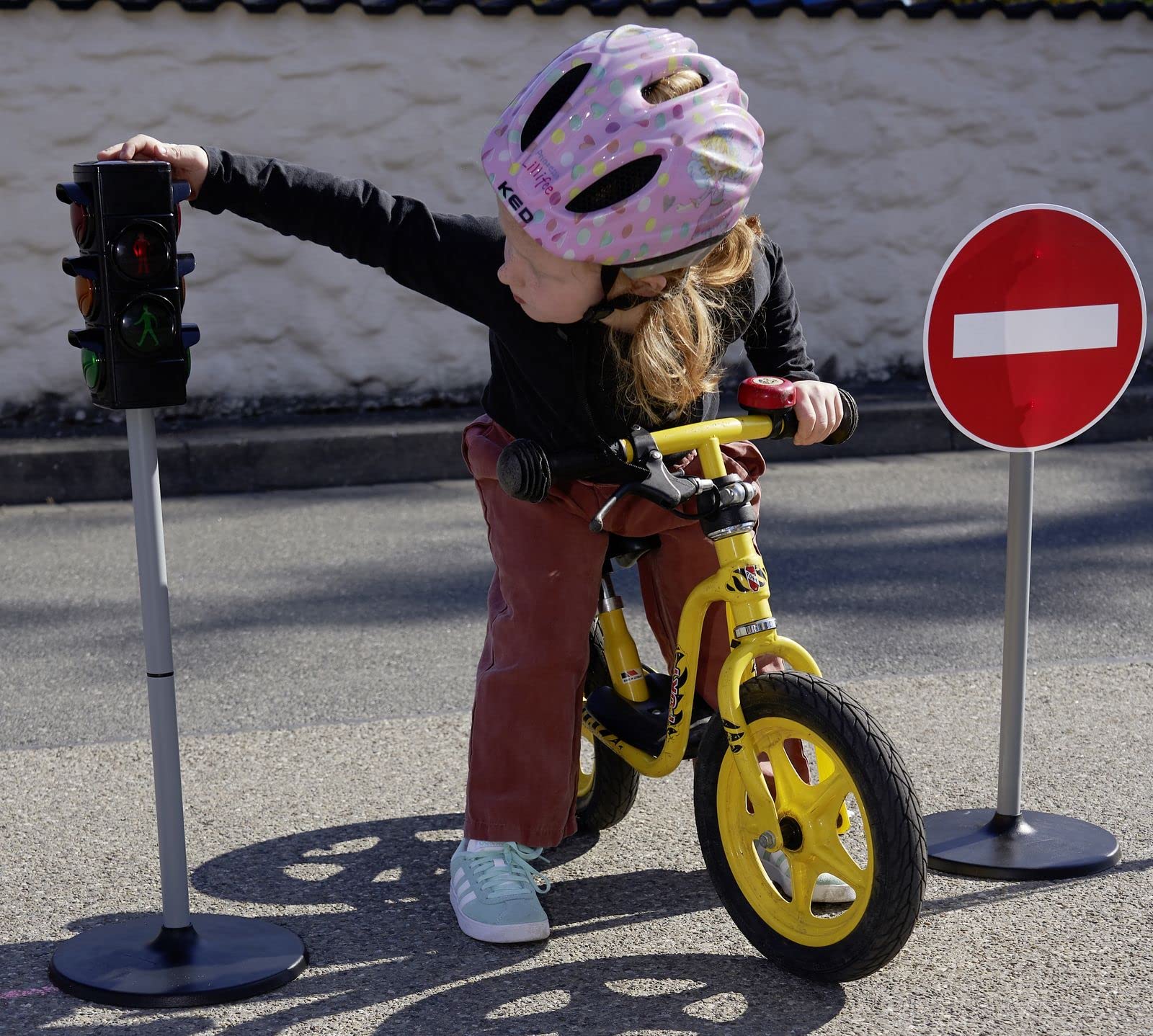 alldoro 60095 Verkehrsampel, Ampel für Kinder mit breitem Fuß, ca. 75 cm hoch, mit 2 Fahrzeug-und 2 Fußgängerampeln, batteriebetrieben, 2 Leuchtmodi und Schalter