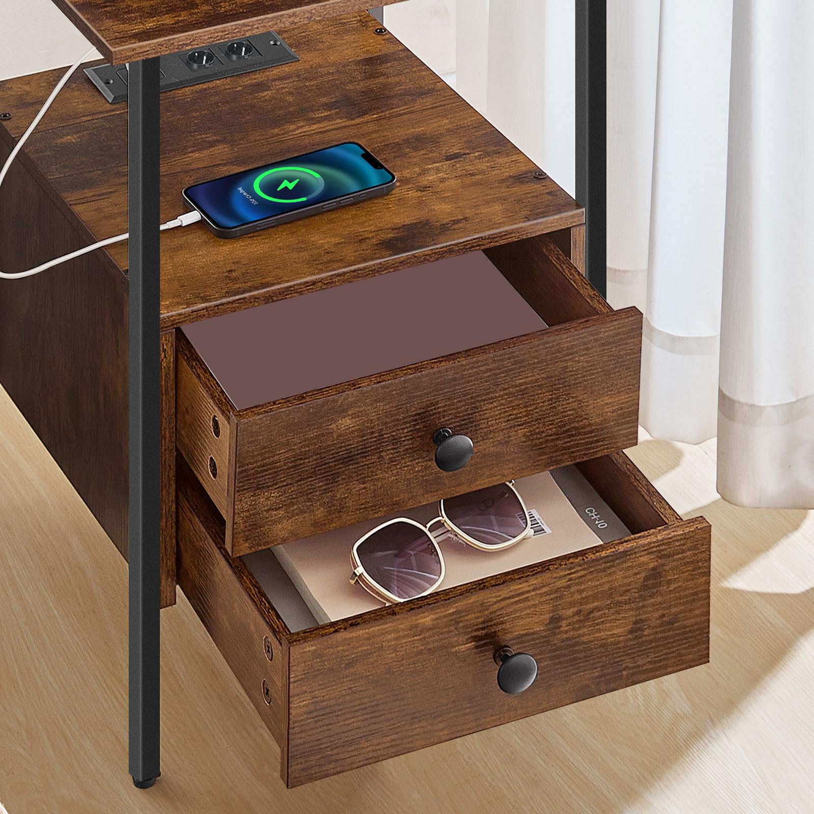 HOOBRO Mesita de Noche con Estación de Carga, Mesa Auxiliar con 2 Cajones, 2 Tomas CA, 1 Puerto USB A y 1 Puerto Tipo C, Mueble para sofá, Marrón Rústico y Negro EBF43CBZ01G3