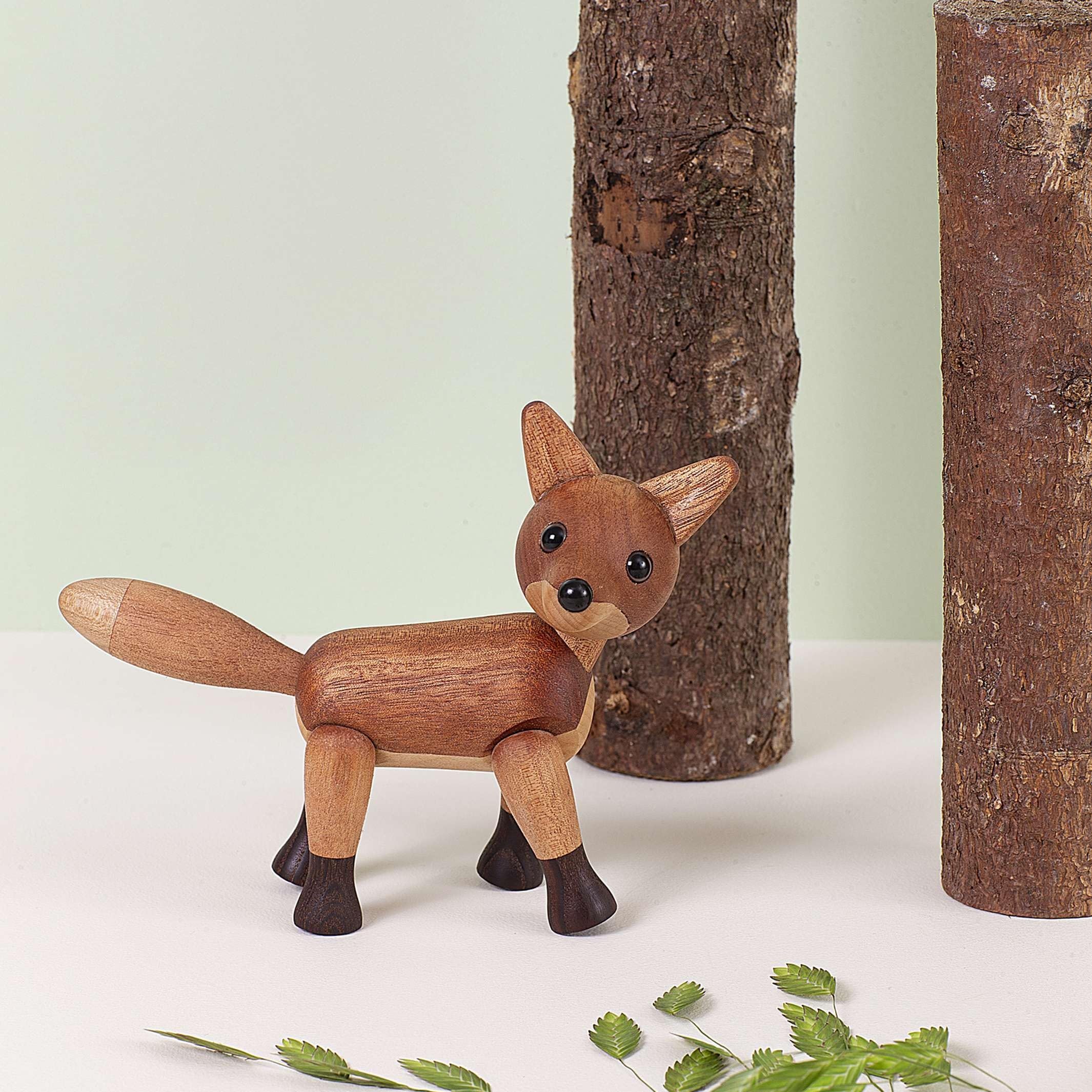 Spring Copenhagen Foxy - Elegante figura de madera de zorro | Figura de madera | 12 x 18,5 x 5,5 cm | Decoración del hogar | Madera (caoba FSC, arce, fresno térmico) | Colección de figuras de madera |