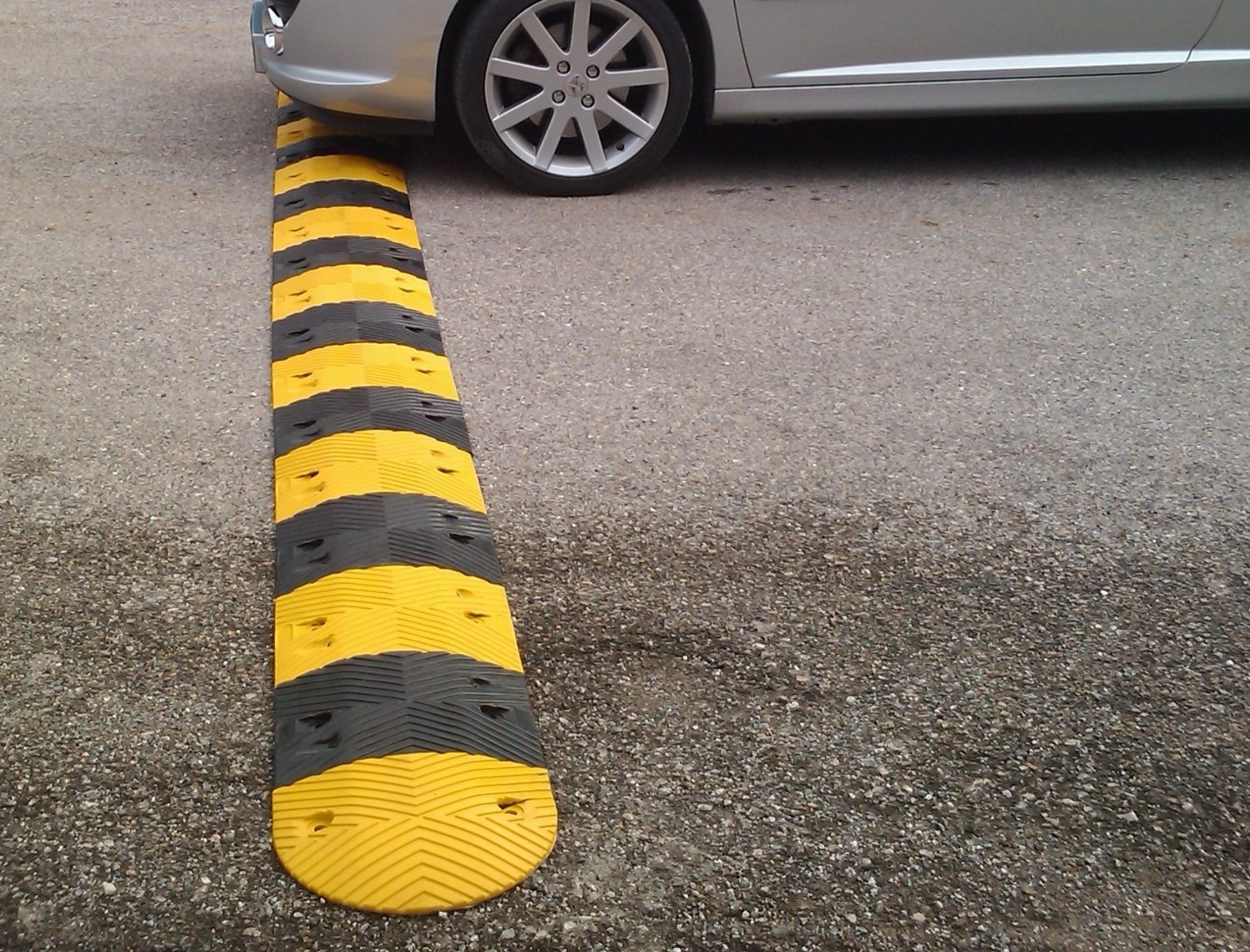 Rallentatori Stradali In Gomma - Coppia 50x25x3.5 Cm Nero/Giallo Per Traffico - Foto 5