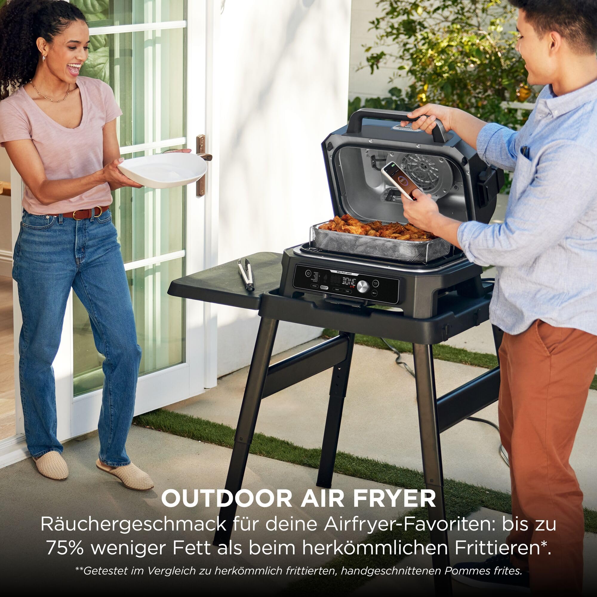 Ninja Woodfire Pro Connect XL Elektrischer BBQ Smoker Grill, App-Steuerung, digitaler Temperaturfühler, Rippenrost, Deckel, großer 7-in-1 Outdoor Grill & Heißluftfritteuse, blau & schwarz OG901EUAMZ
