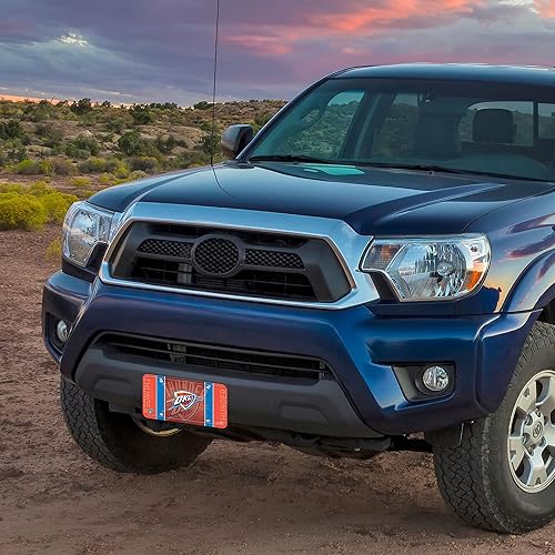 Miniatura 106 de Rico Industries Etiqueta de metal de baloncesto de la NBA de 6 x 12 pulgadas, ideal para camiones/coches/SUV