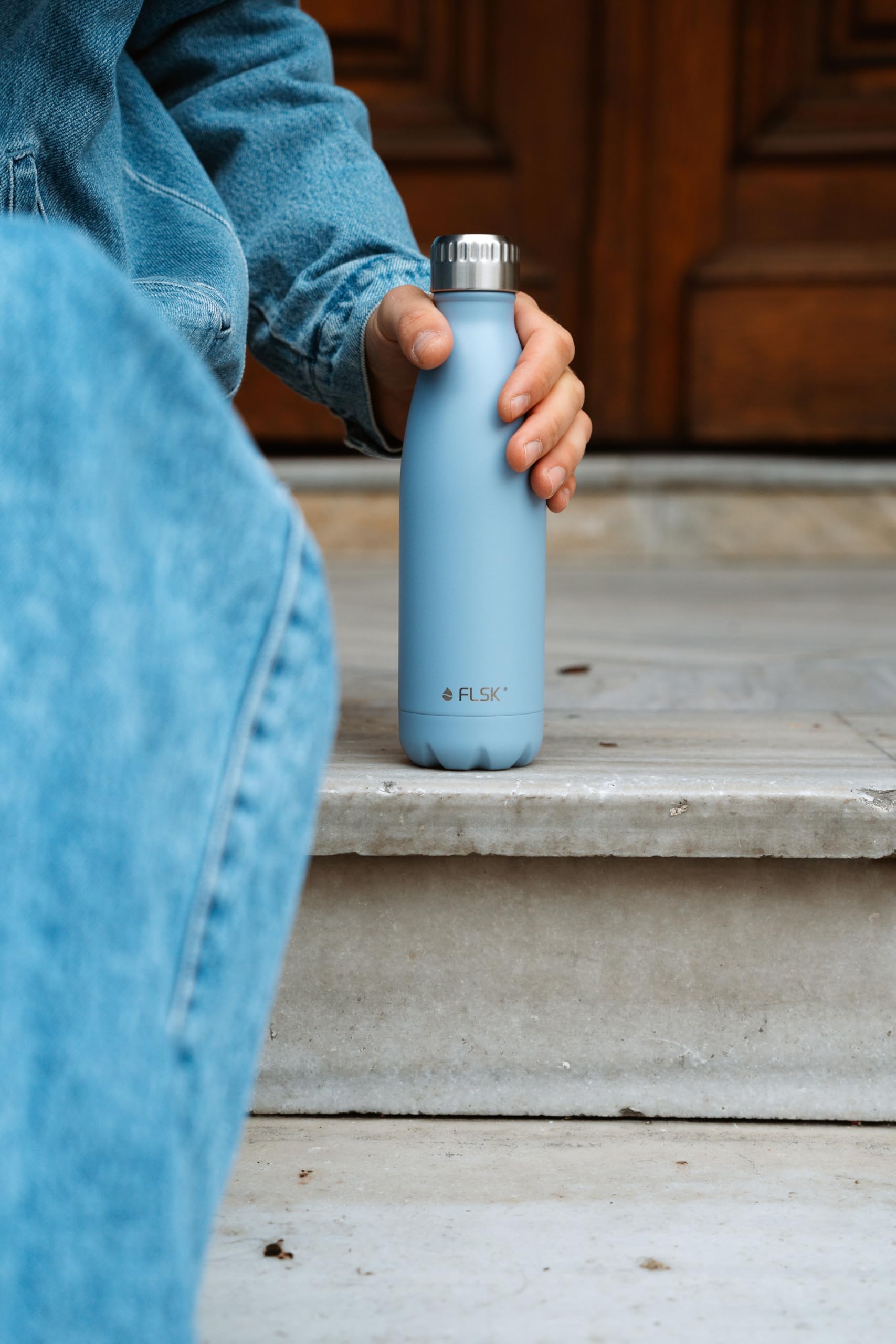 FLSK Trinkflasche – Premium Edelstahl Thermosflasche – 100 % auslaufsicher & kohlensäuregeeignet – hält 24 h kalt & 18 h heiß – BPA-frei (denim, 750 ml)