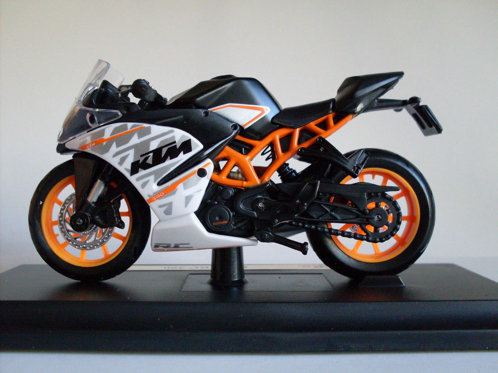 KTM オフロード　バイク　模型　プラモデル Amazon.co.jp: マイスト Maisto 1/12 KTM 1290 Super Duke R