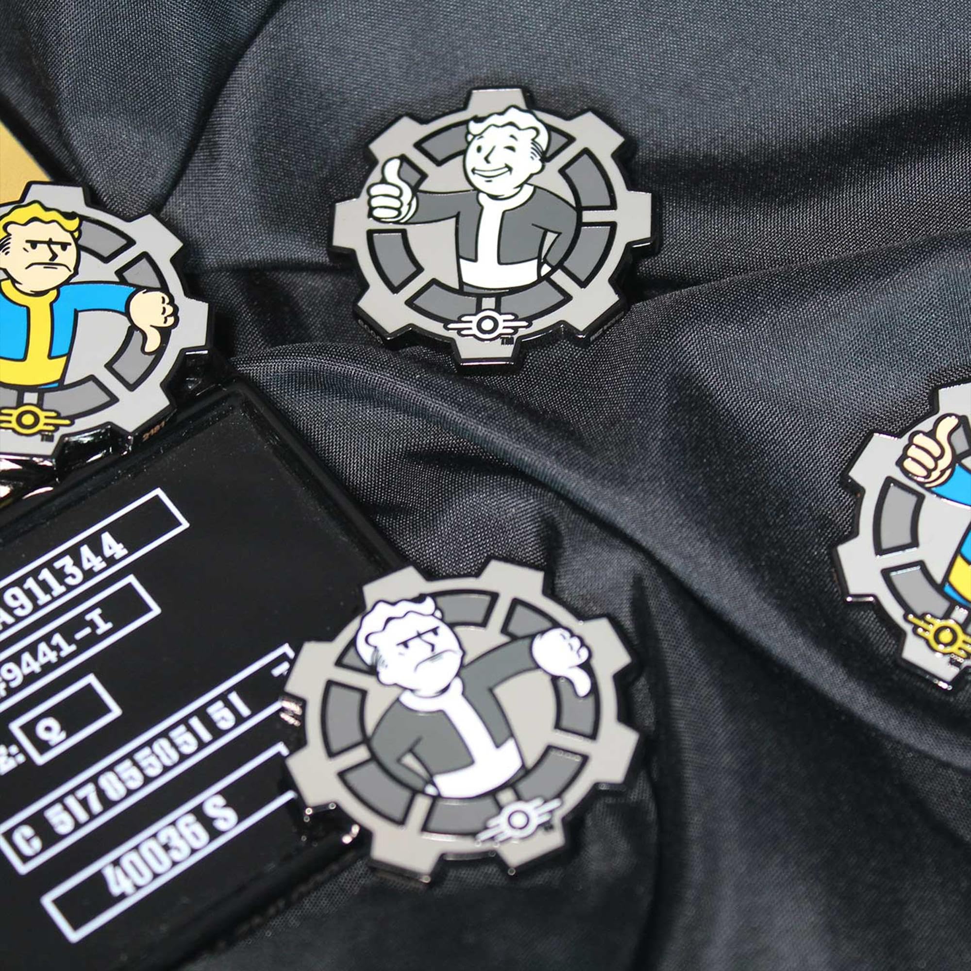 Fallout Black & White Limited Edition Collectible Decision Flip Coin - oficjalna metalowa moneta inspirowana Vault-Tec, postapokaliptyczna pamiątka dla graczy, prezent dla fanów i kolekcjonerów