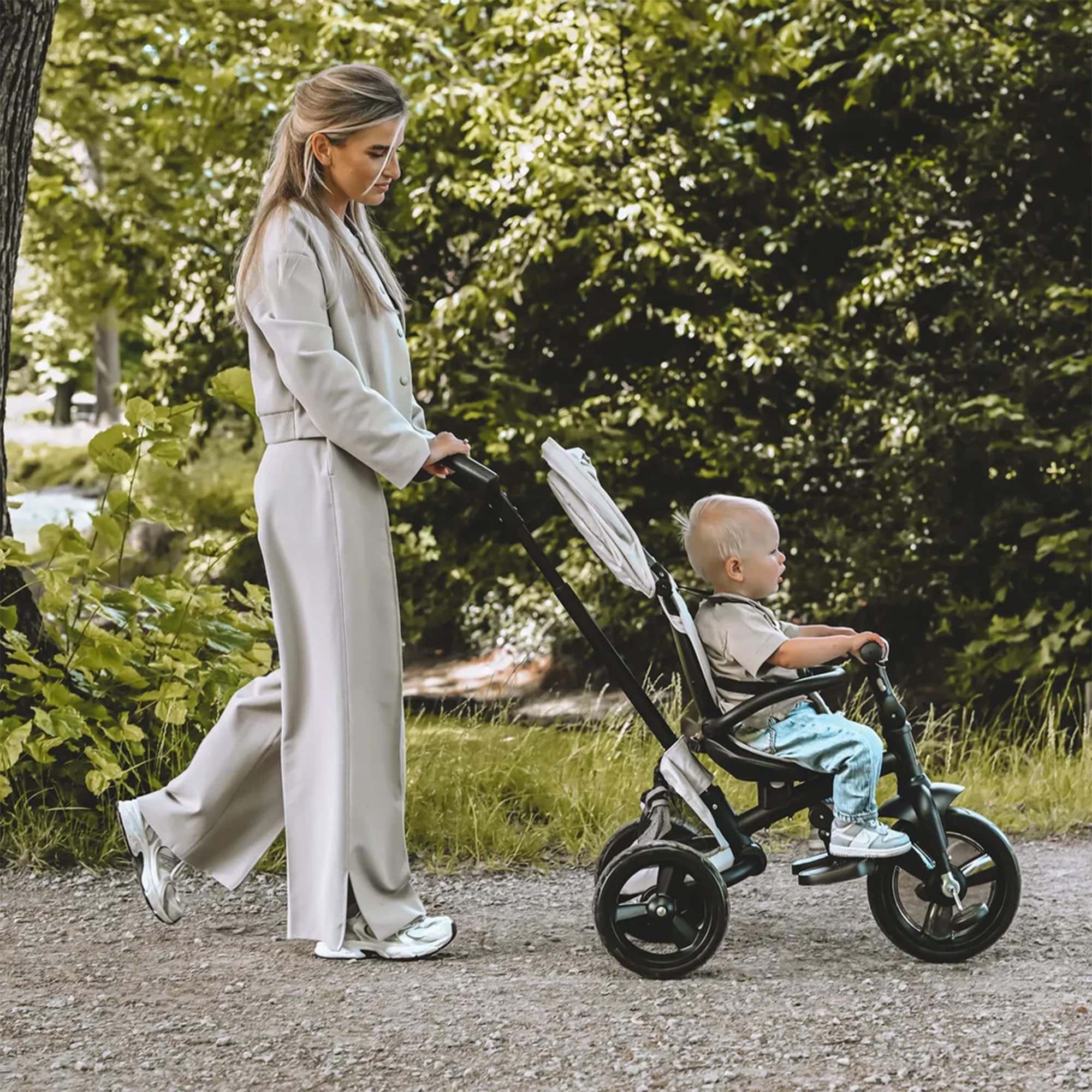Deryan Explorer Triciclo 9 Meses a 25 kg - Evolutivo, Bicicleta Sin Pedales, Bicicleta Bebe, Plegable, para Niños, Asiento Reversible, Capota con protección Solar, Cesta, Arnés de 5 Puntos - Crema