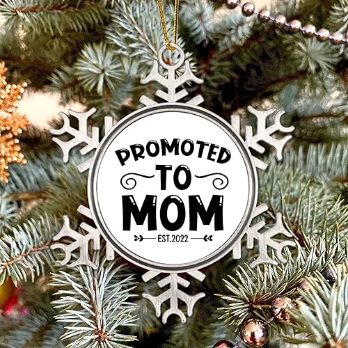 Miniatura 5 de Promoted to Mom Est 2022 Adornos de metal divertidos adornos de Navidad, recuerdo colgante de copo de nieve para invierno, Año Nuevo, decoración de