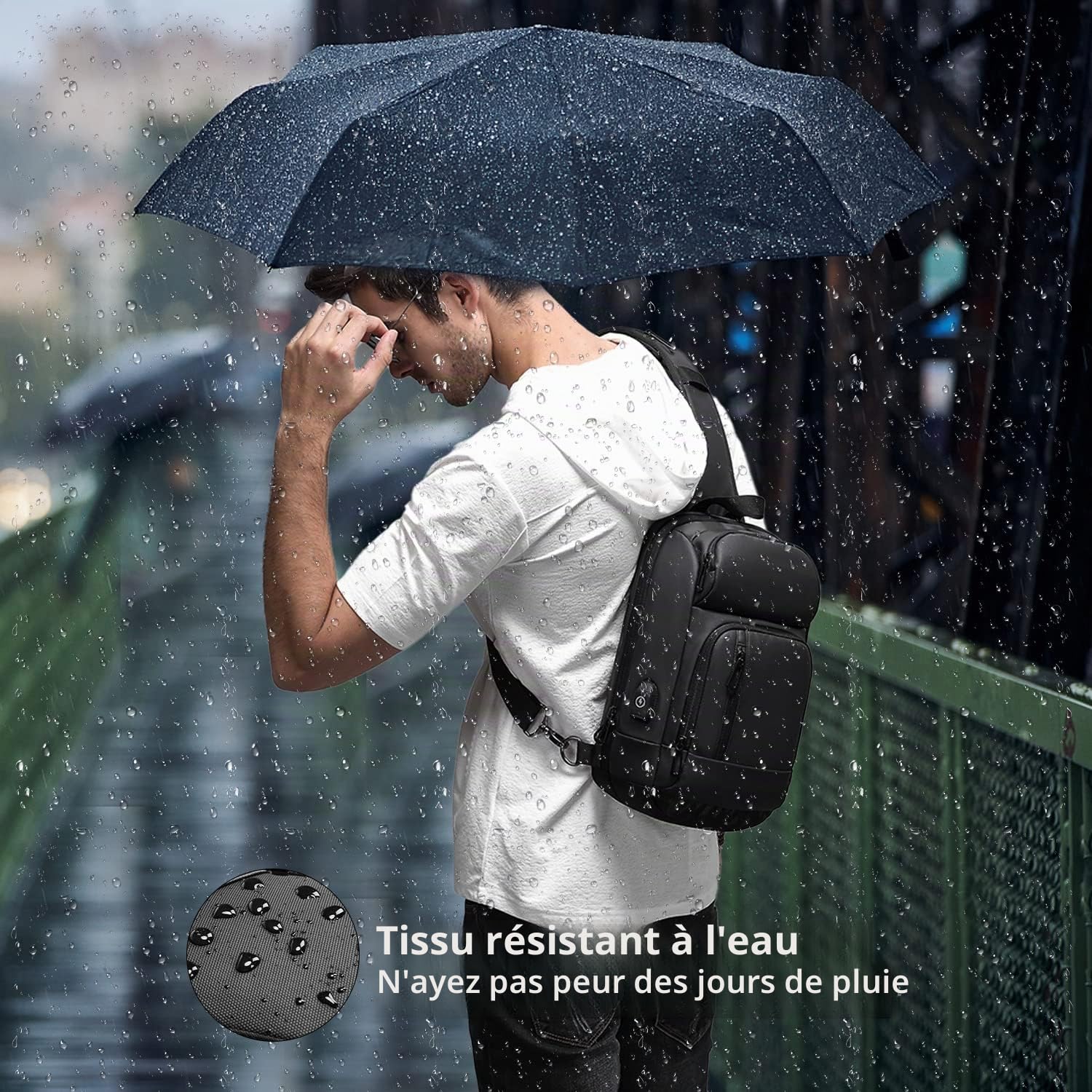 Sac de Poitrine Homme Imperméable Sacoche Bandouliere Léger avec Port de Chargement USB pour 9.7 Pouces iPad et Idee Cadeau-Noir