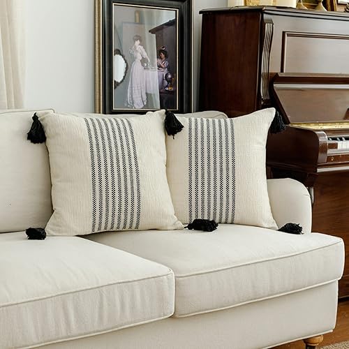 IKATYARN Juego de 2 fundas de almohada de felpilla suave con borlas, 18 x 18 pulgadas, diseño bohemio de color negro y blanco roto bordado, para