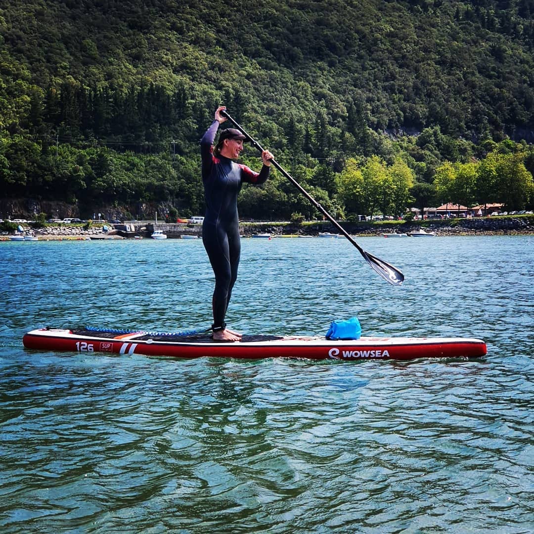 WOWSEA Racer R1 Stand Up Paddle Board Gonflable, Durable Et Léger Sup Gonflable Courses & Voyage Sup Board, 385cm L x 74cm W x 15cm H iSUP avec Trousse d'accessoires (Rouge)