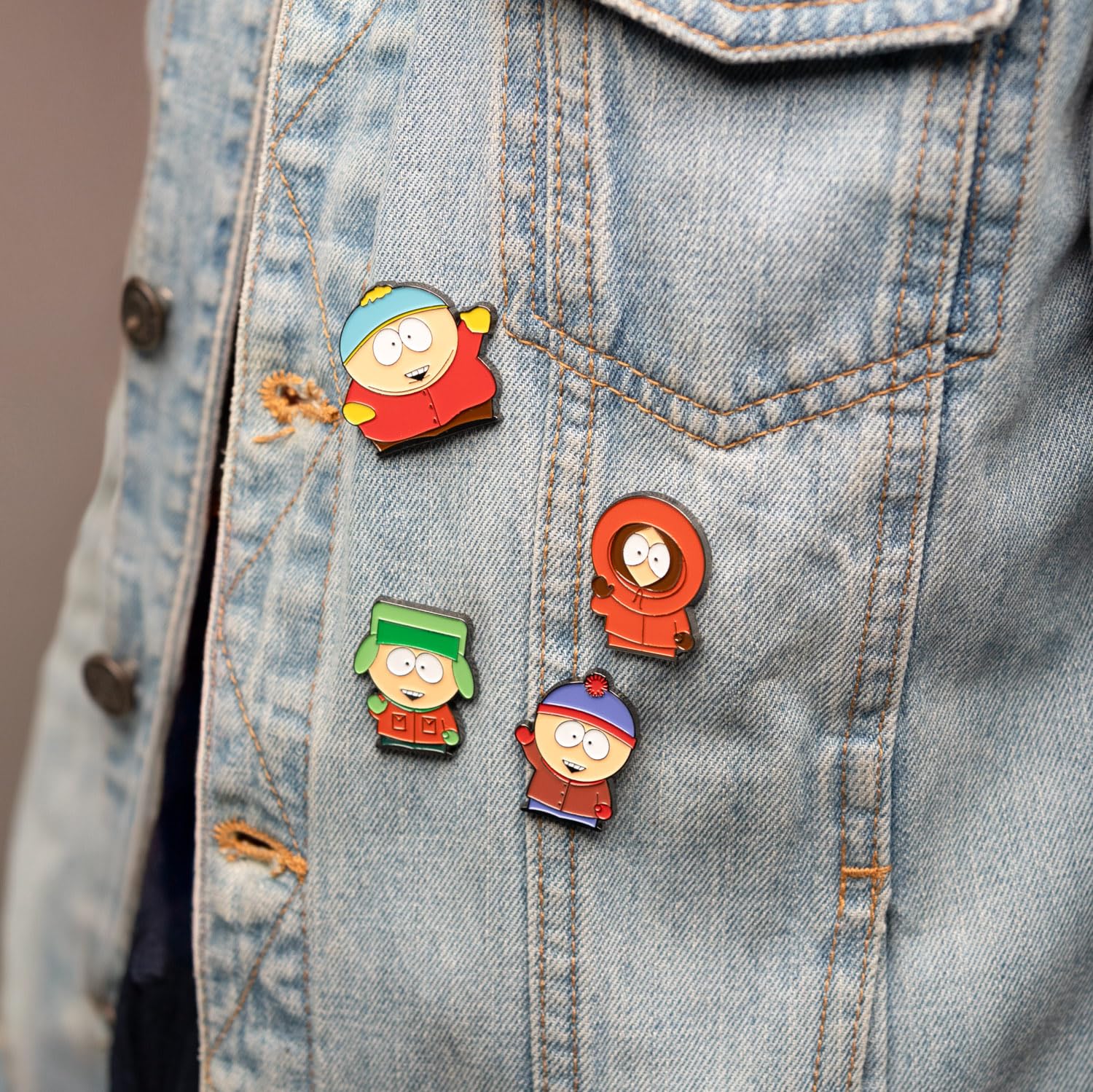 Grupo Erik Set Pins South Park - 4 Figuras, Broches Ropa : Pins para Mochila o Pin para Ropa | Merchandising oficial - Accesorio camiseta o pines para mochila original