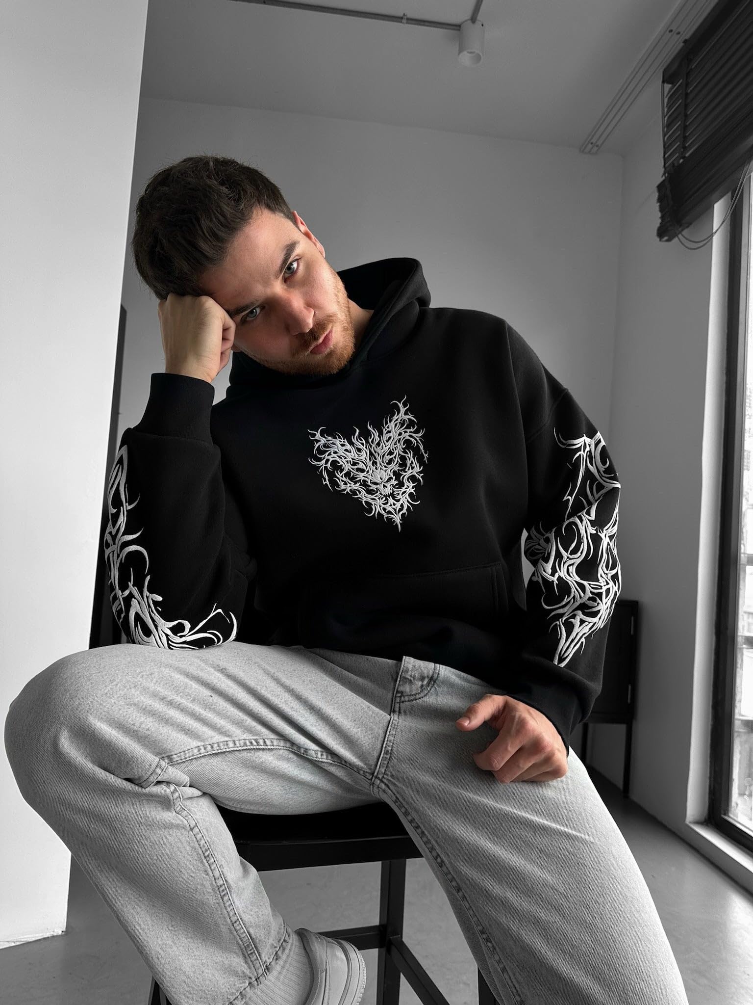 Sweat à capuche surdimensionné motif tête de mort tribale - Noir
