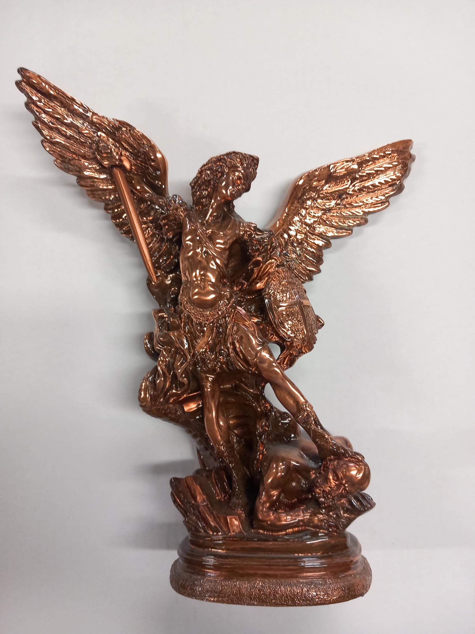 Generico ArteSacraCaravaggio Statua San Michele Arcangelo, in resina cm 37 all'ala, per interni ed esterni, laminato bronzo antico, decorata a mano, produzione artigianale italiana