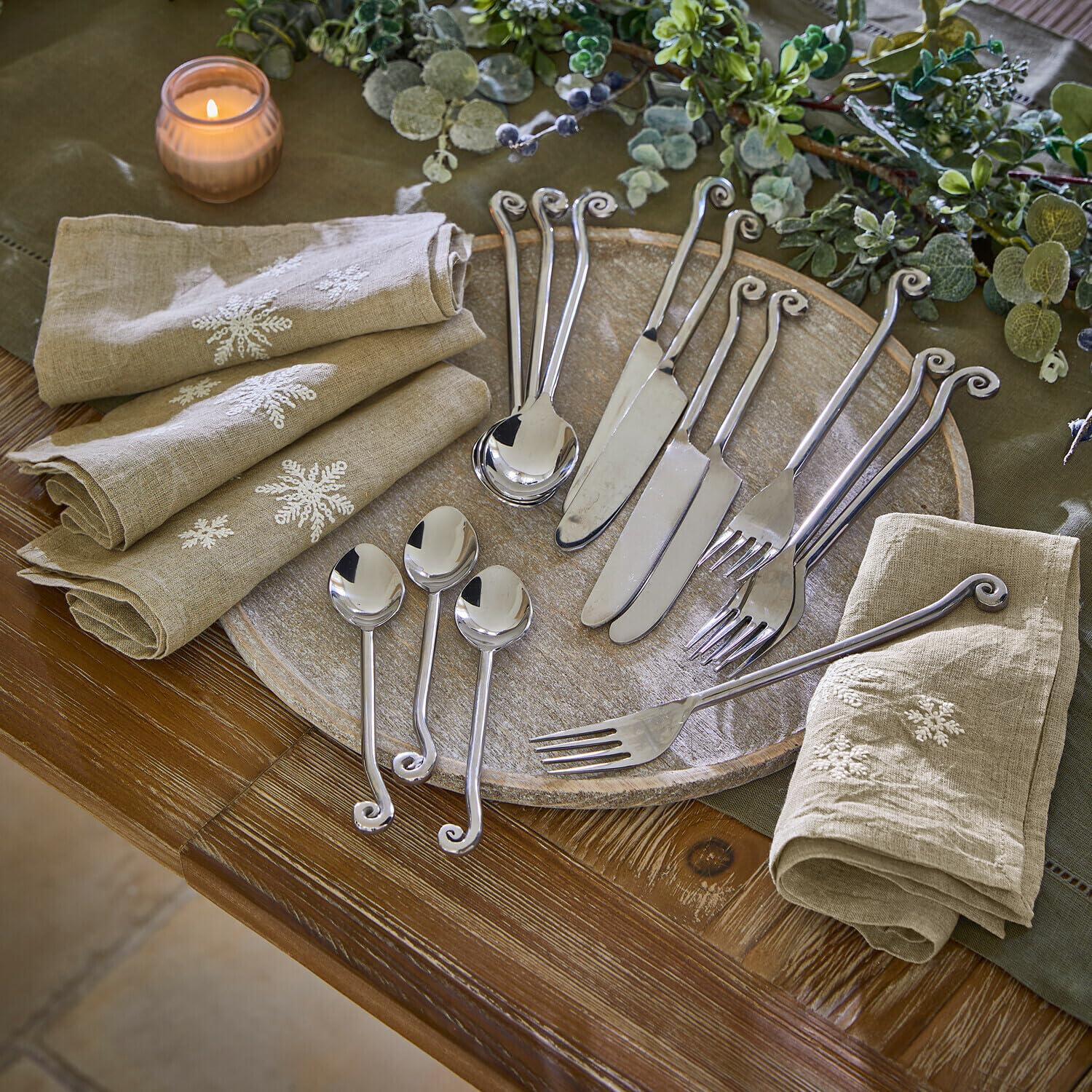 LOBERON Serviette 4er Set Ruspi, leinen | Schneeflocken-Stickerei - Festliche Tischdekoration - Strapazierfähig - Leinenserviette - Weihnachtsdeko - Weihnachtlich